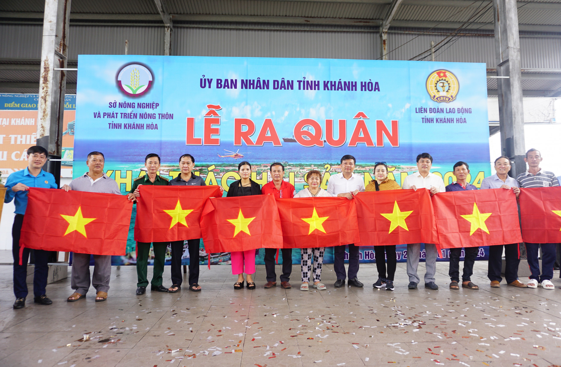 Lãnh đạo các đơn vị trao cờ Tổ quốc cho ngư dân tại lễ ra quân khai thác hải sản năm 2024