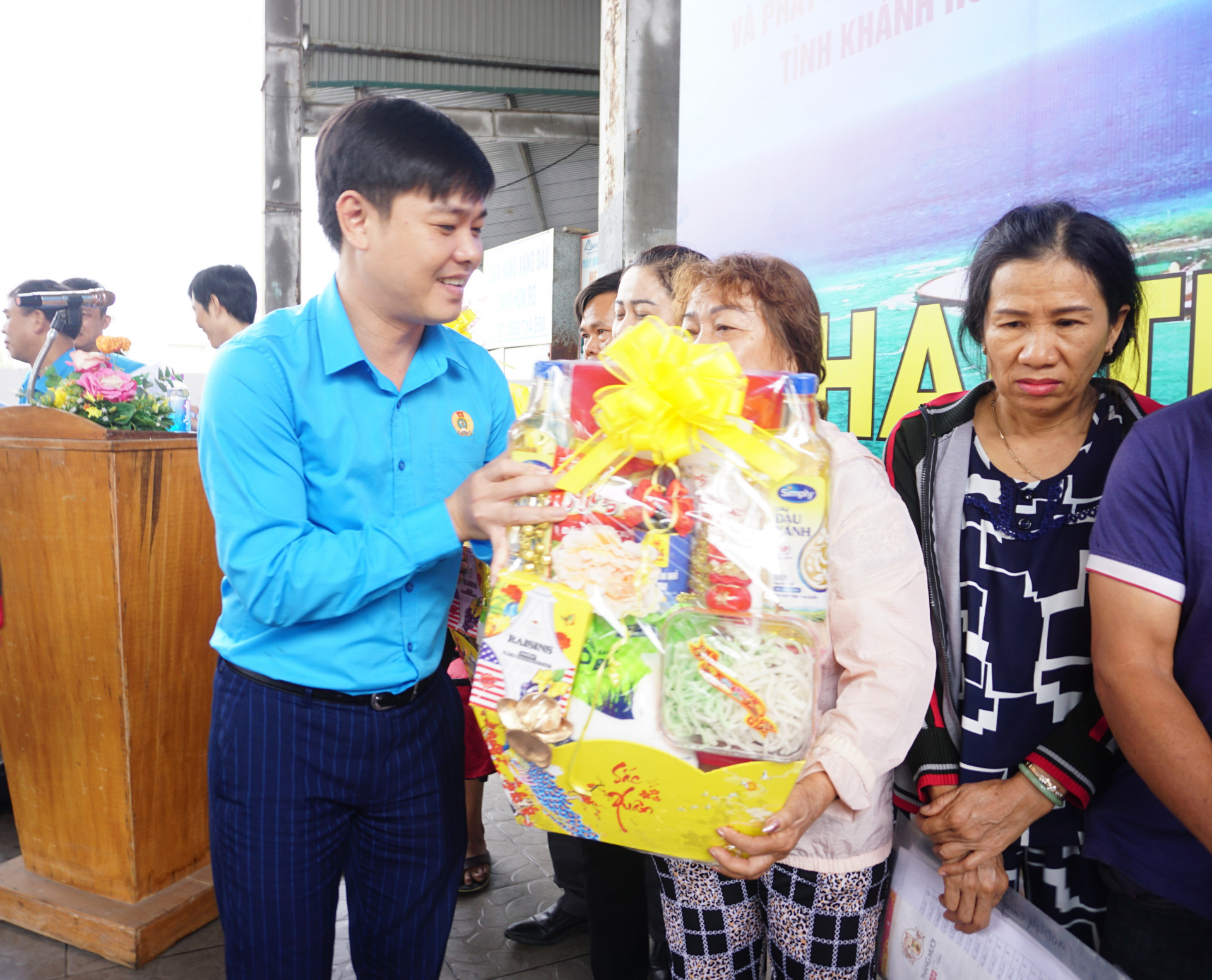 Ông Bùi Hoài Nam - Chủ tịch Liên đoàn Lao động tỉnh trao quà Tết cho đoàn viên Nghiệp đoàn nghề cá tỉnh