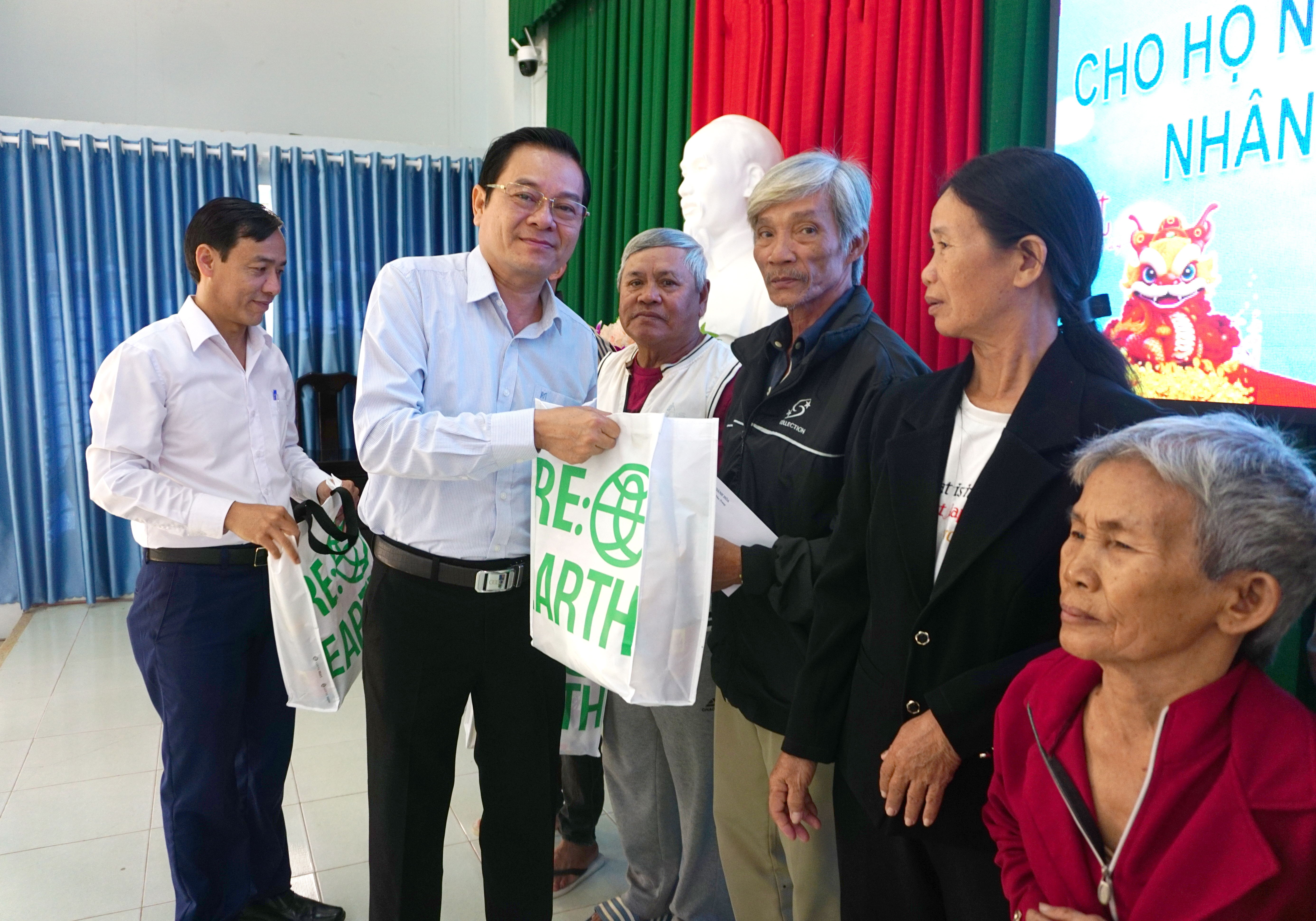 Phó Chủ tịch Thường trực HĐND tỉnh Trần Mạnh Dũng trao quà Tết cho hộ nghèo, hộ đặc biệt khó khăn huyện Vạn Ninh