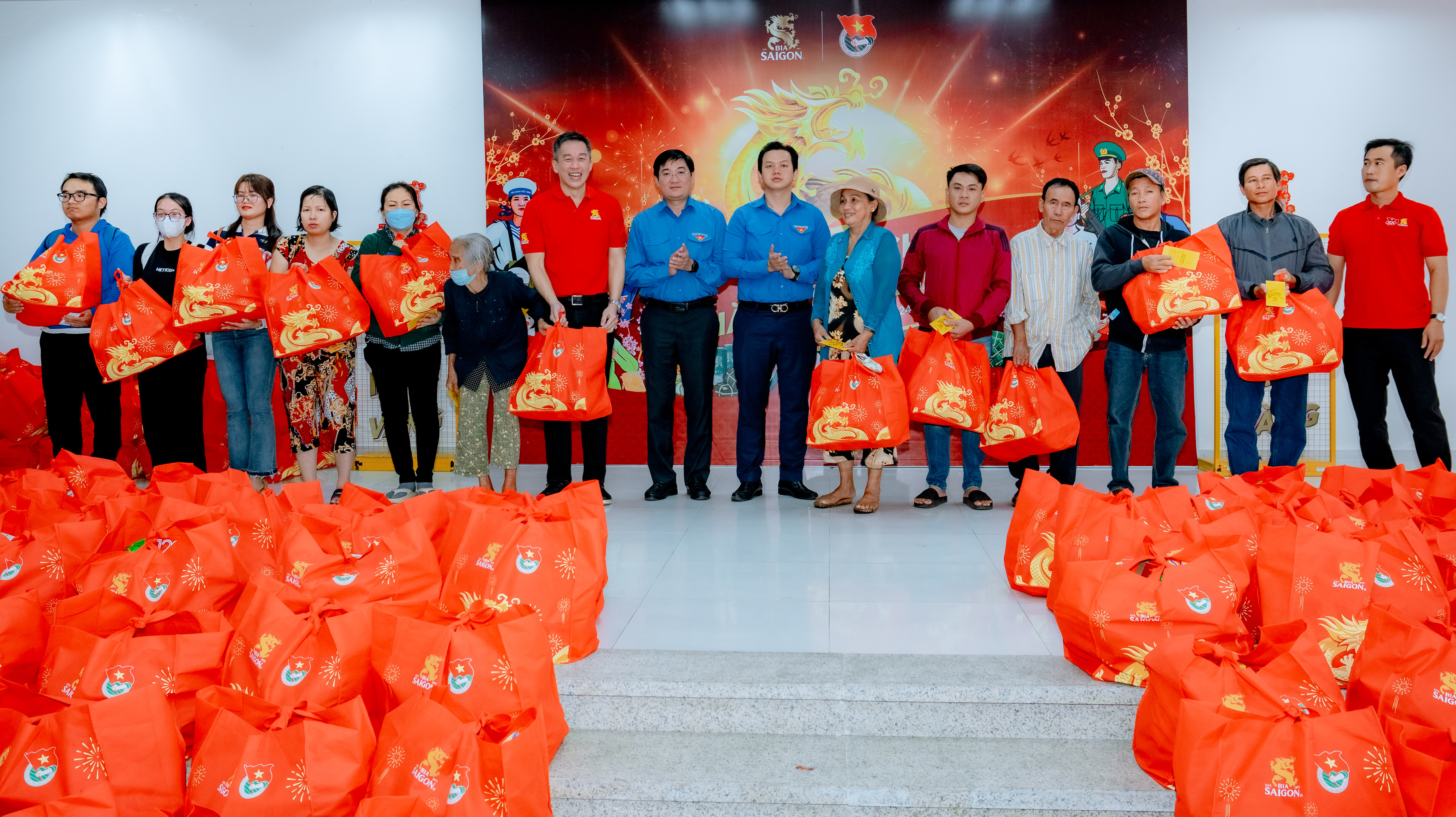 Trao 450 phần quà Tết cho người lao động, ngư dân khó khăn