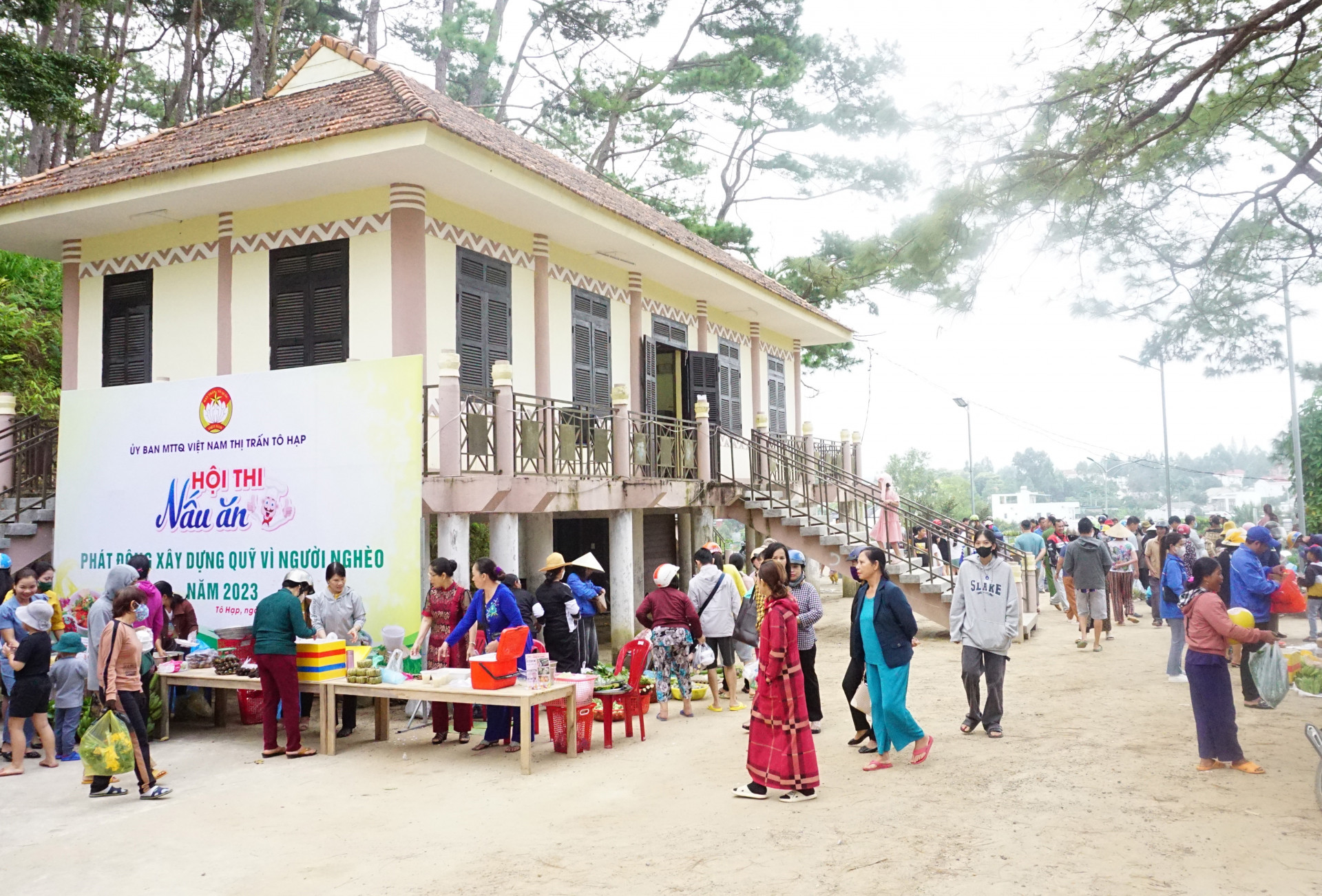 Không gian chợ phiên thị trấn Tô Hạp được tổ chức tại Nhà cộng đồng Tổ dân phố Hạp Thịnh.
