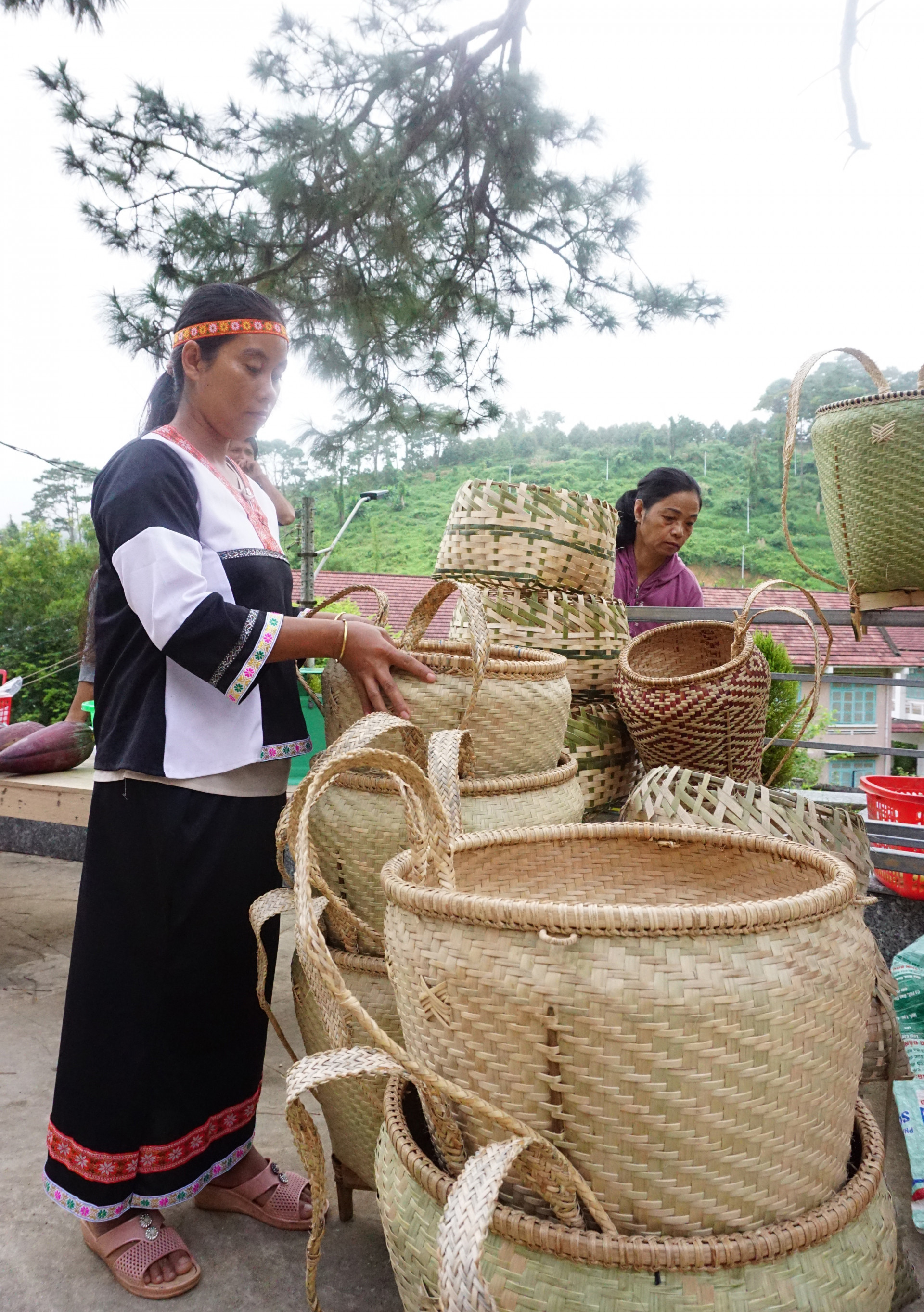 Các sản phẩm thủ công làm bằng tre nứa được bày bán tại chợ phiên