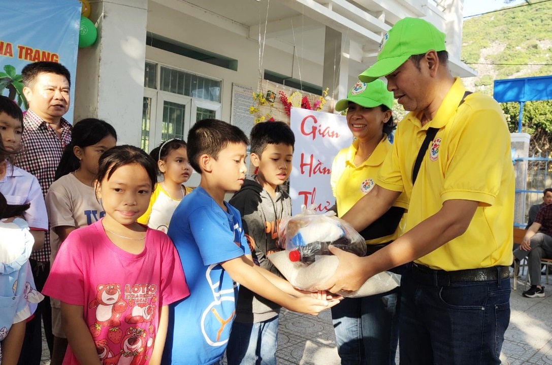 Mạnh thường quân trao quà cho các em nhỏ. 