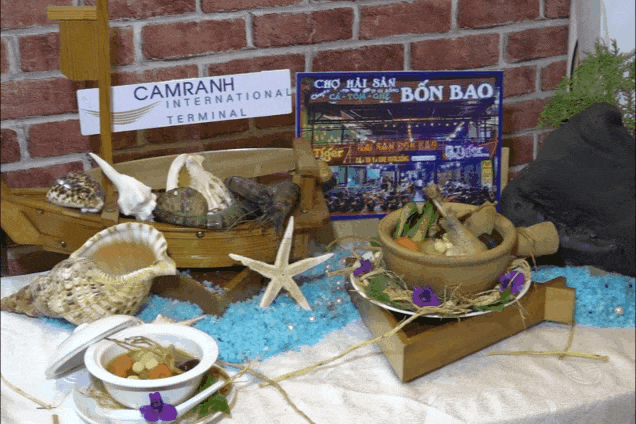 Top món ngon Nha Trang - Khánh Hòa: VIDEO: Gà Ninh Hòa tần hạt sen, sâm đất