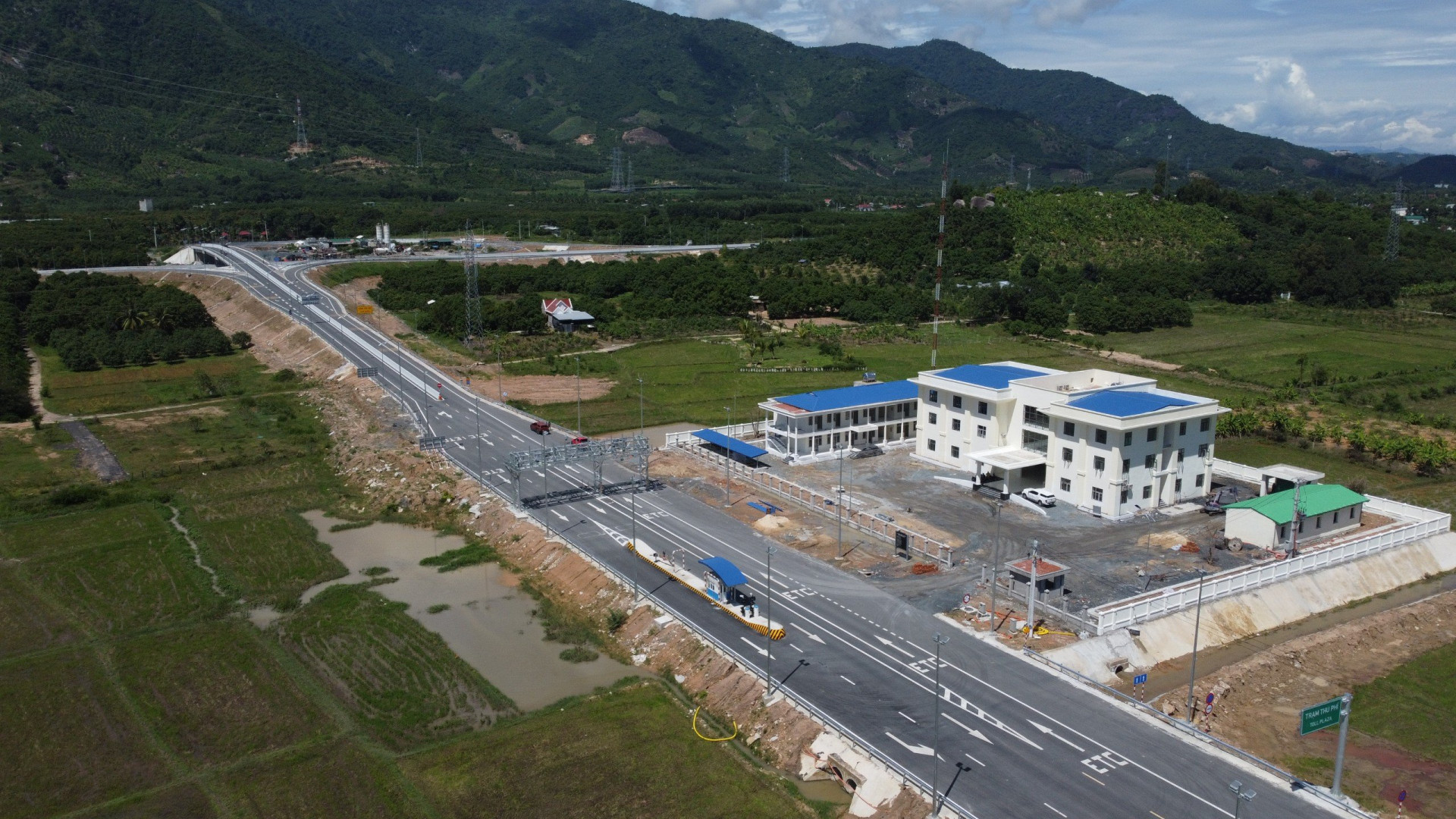 Trạm thu phí đầu tuyến cao tốc Nha Trang - Cam Lâm.