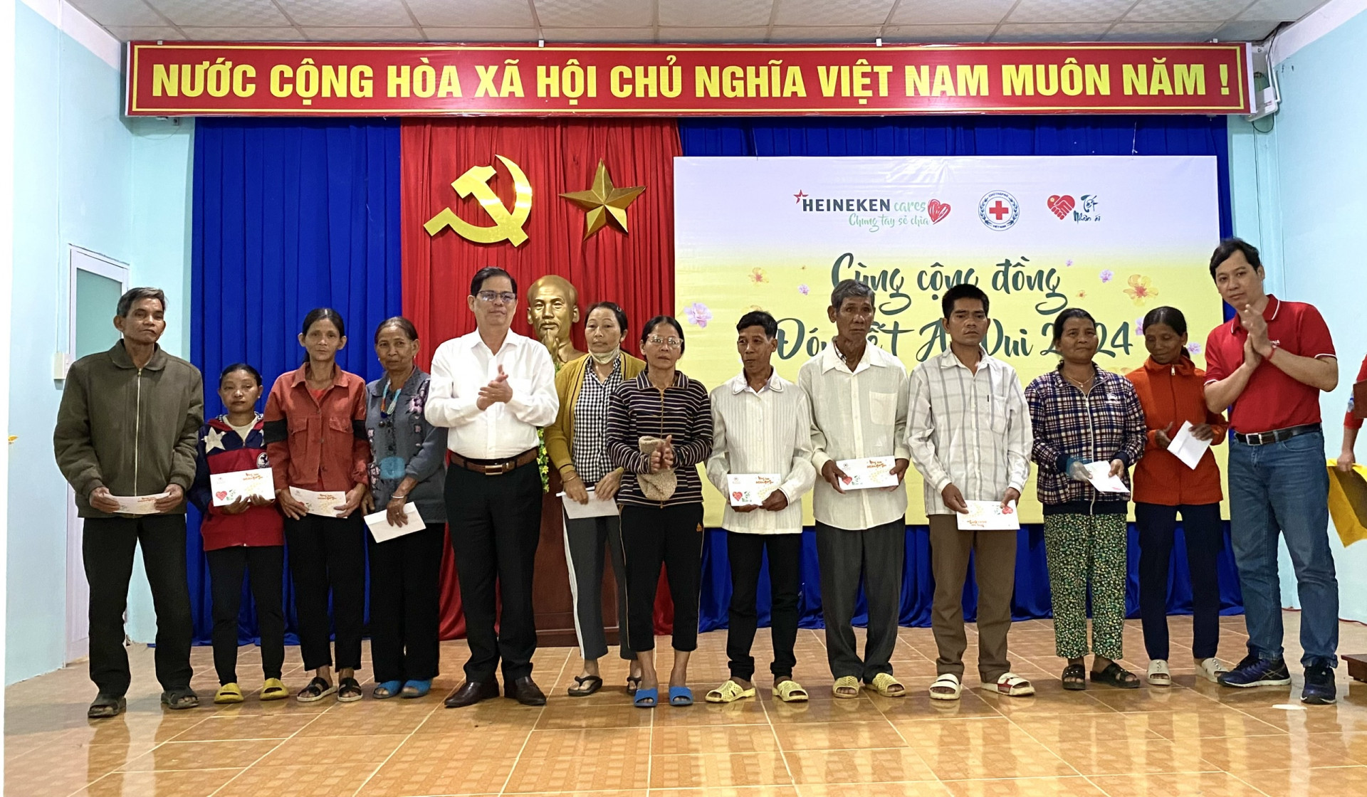 Đồng chí  Nguyễn Tấn Tuân trao phiếu  tặng của chương trình cho người  dân xã Liên Sang