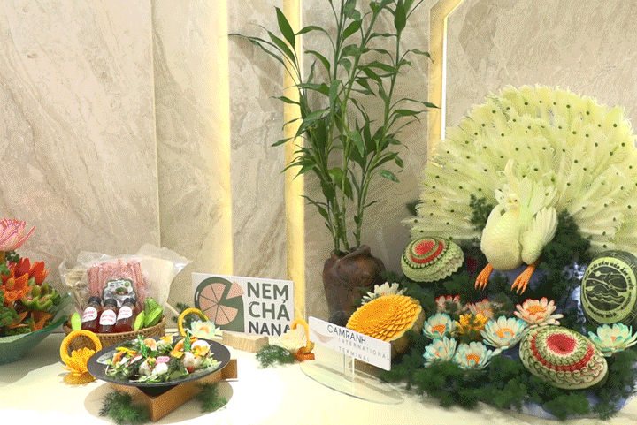 VIDEO: Salad rong nho hải sản sốt chanh dây