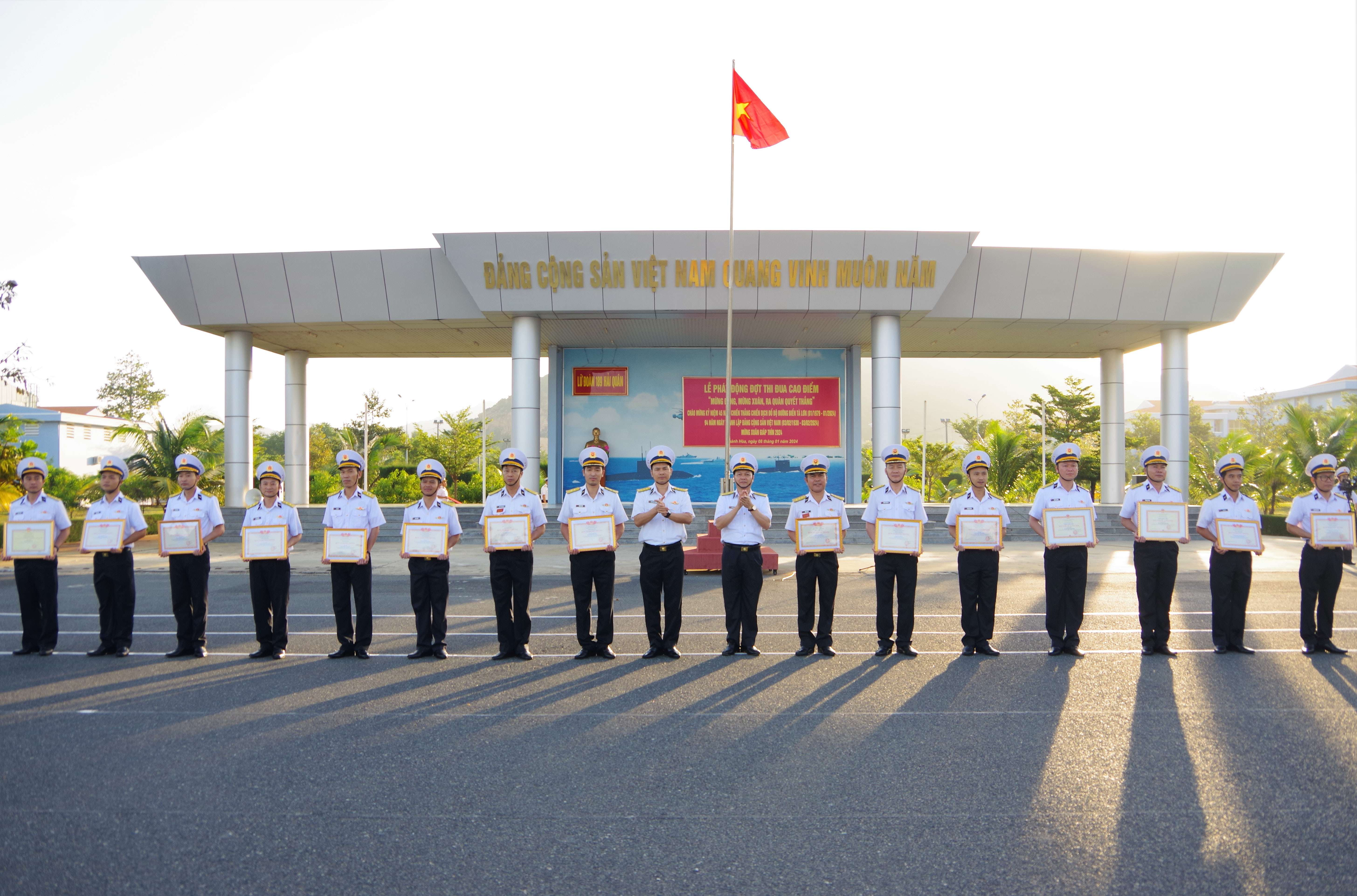 Thủ trưởng lữ đoàn trao thưởng cho các đơn vị đạt danh hiệu Đơn vị Quyết thắng, đơn vị huấn luyện giỏi.