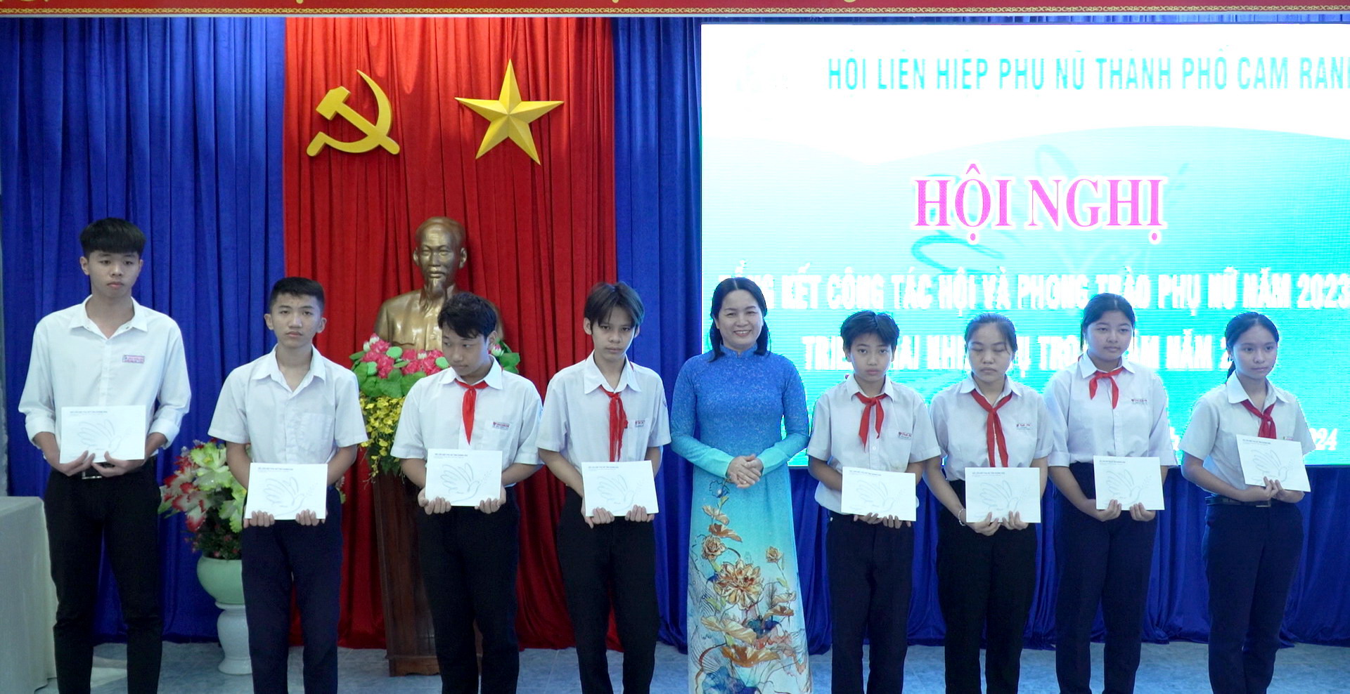 Hội Liên hiệp Phụ nữ tỉnh Khánh Hòa:: Tặng 20 suất học bổng cho trẻ em mồ côi