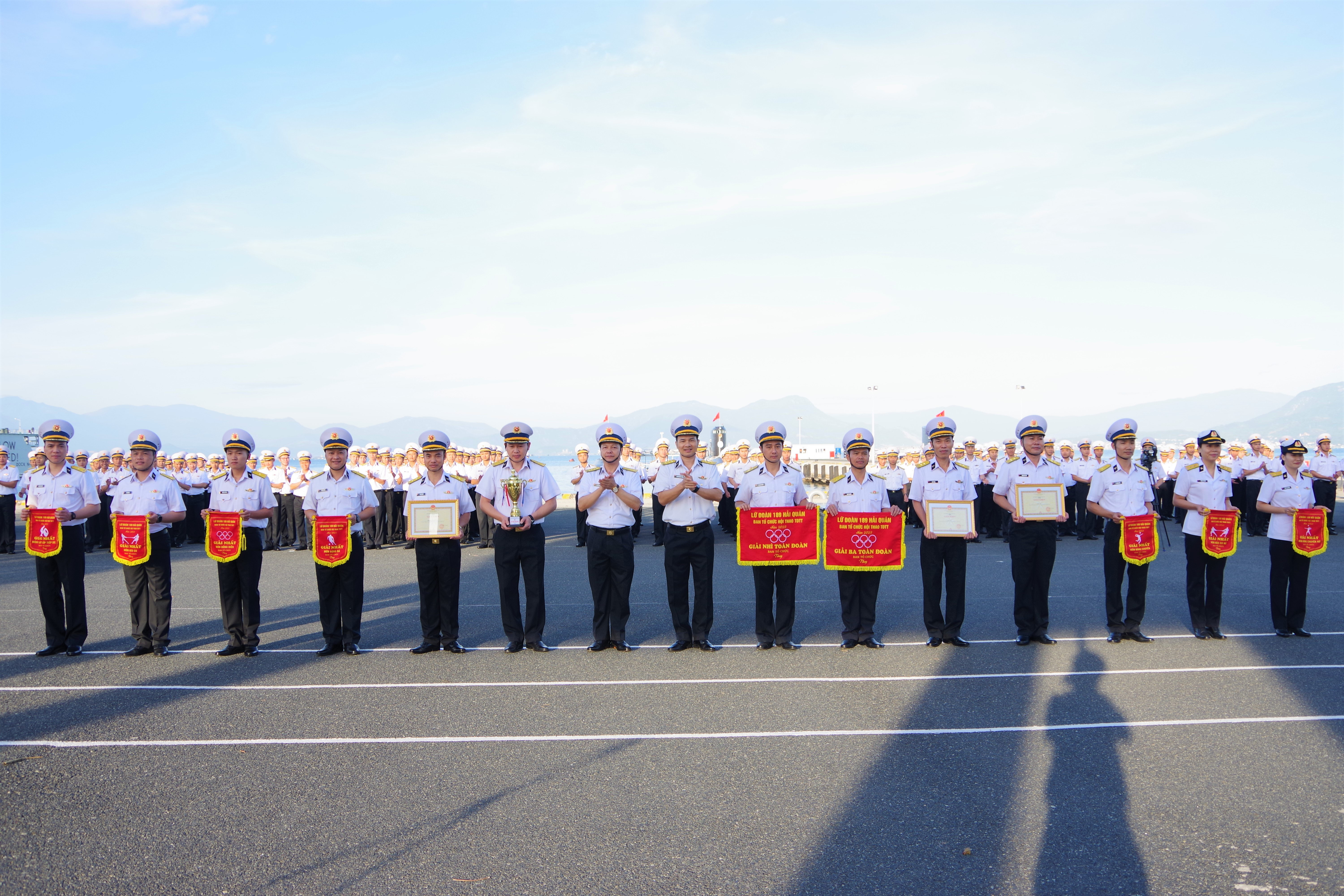 Trao thưởng cho các tập thể có thành tích xuất sắc trong Hội thao thể dục thể thao, Hội thao kíp chiến đấu giỏi năm 2023.