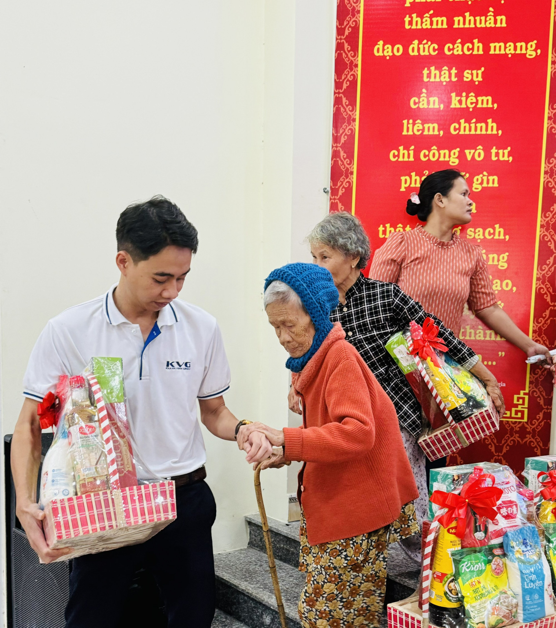 Hỗ trợ bà Nguyễn Thị Bông, 95 tuổi nhận quà do các đơn vị trao