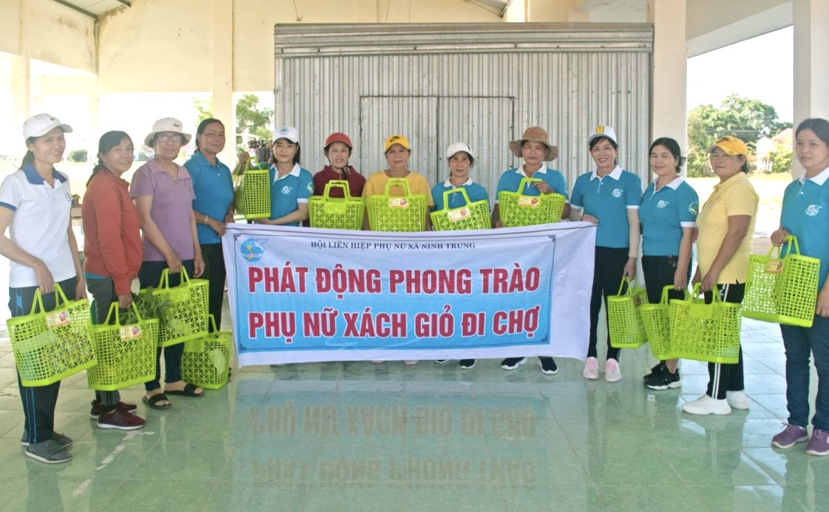Hội Phụ nữ xã Ninh Trung phát động phong trào phụ nữ xách giỏ đi chợ