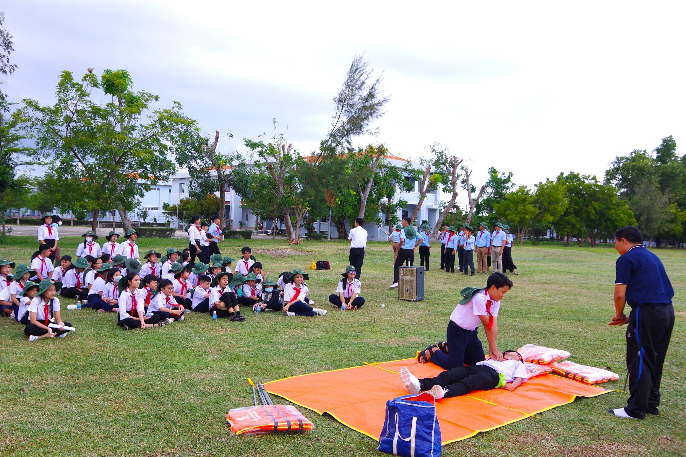 Lữ đoàn 101 phối hợp cùng Huyện đoàn Cam Lâm tổ chức chương trình “Một ngày làm chiến sĩ”