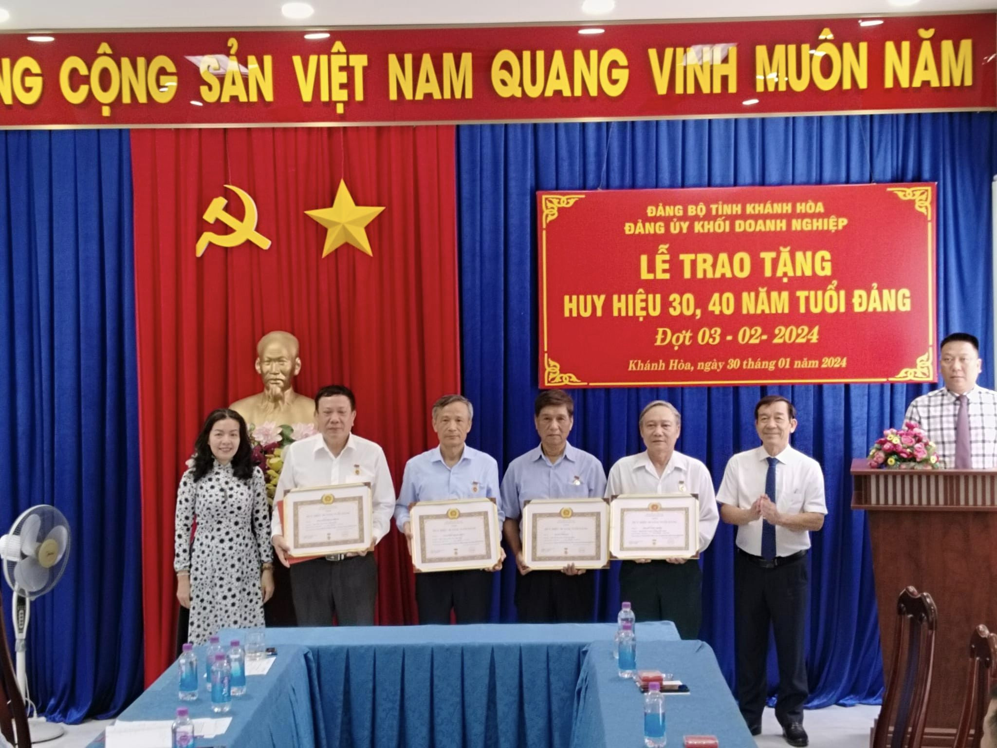 Đảng ủy Khối Doanh nghiệp tỉnh trao huy hiệu Đảng cho 6 đảng viên 