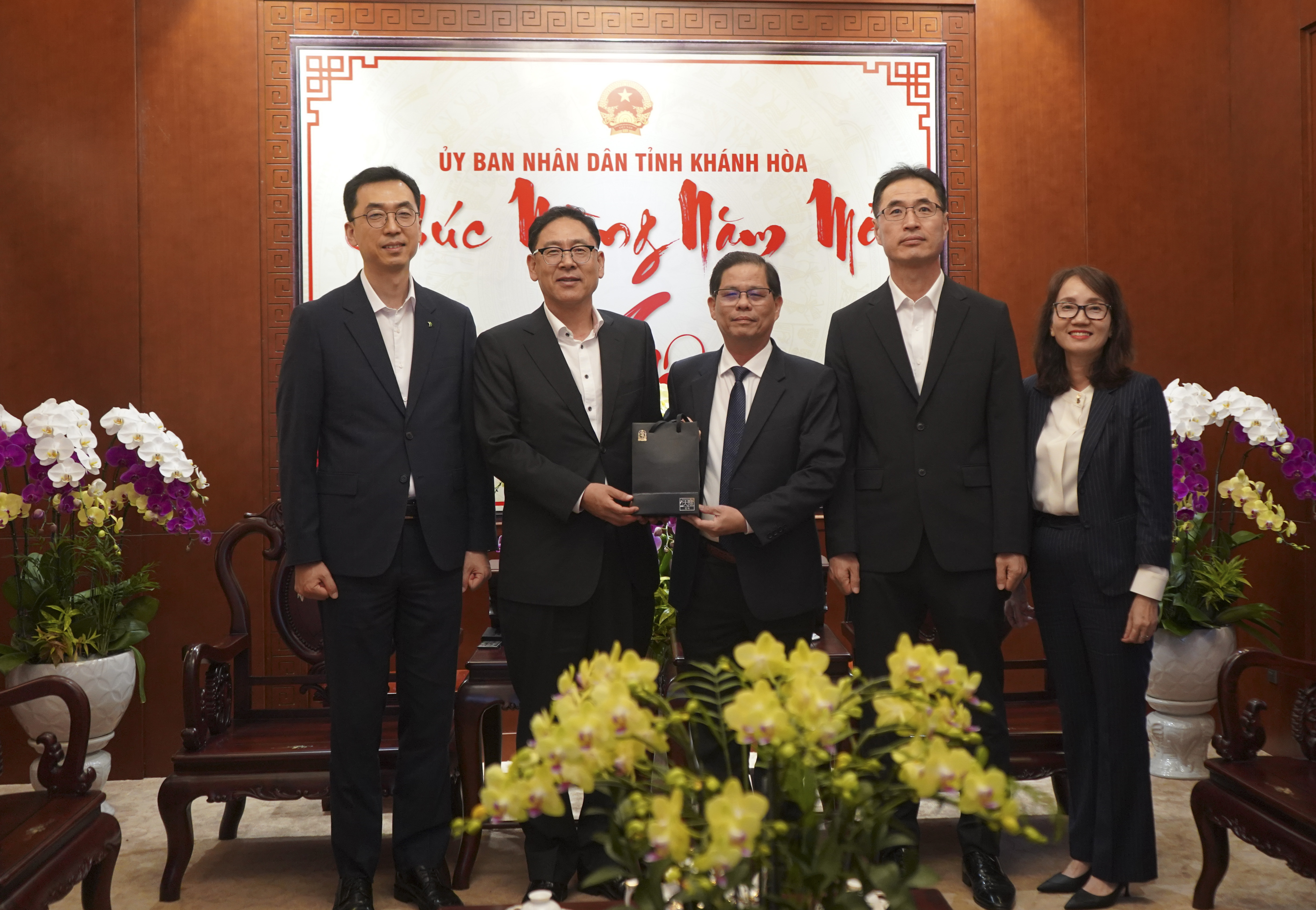 Công ty TNHH Đóng tàu Hyundai Việt Nam đến thăm, chúc Tết UBND tỉnh 