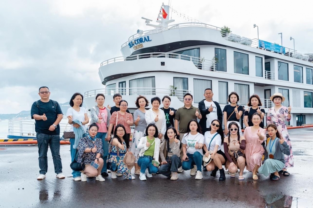 Đoàn famtrip của các doanh nghiệp du lịch đến từ Tứ Xuyên (Trung Quốc) chụp ảnh lưu niệm trước khi đi khảo sát tour du lịch khám phá vịnh Nha Trang.