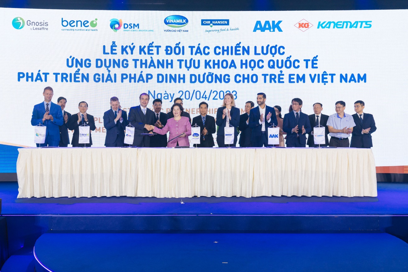 Lễ ký kết đối tác chiến lược giữa Vinamilk và 6 tập đoàn dinh dưỡng hàng đầu thế giới.