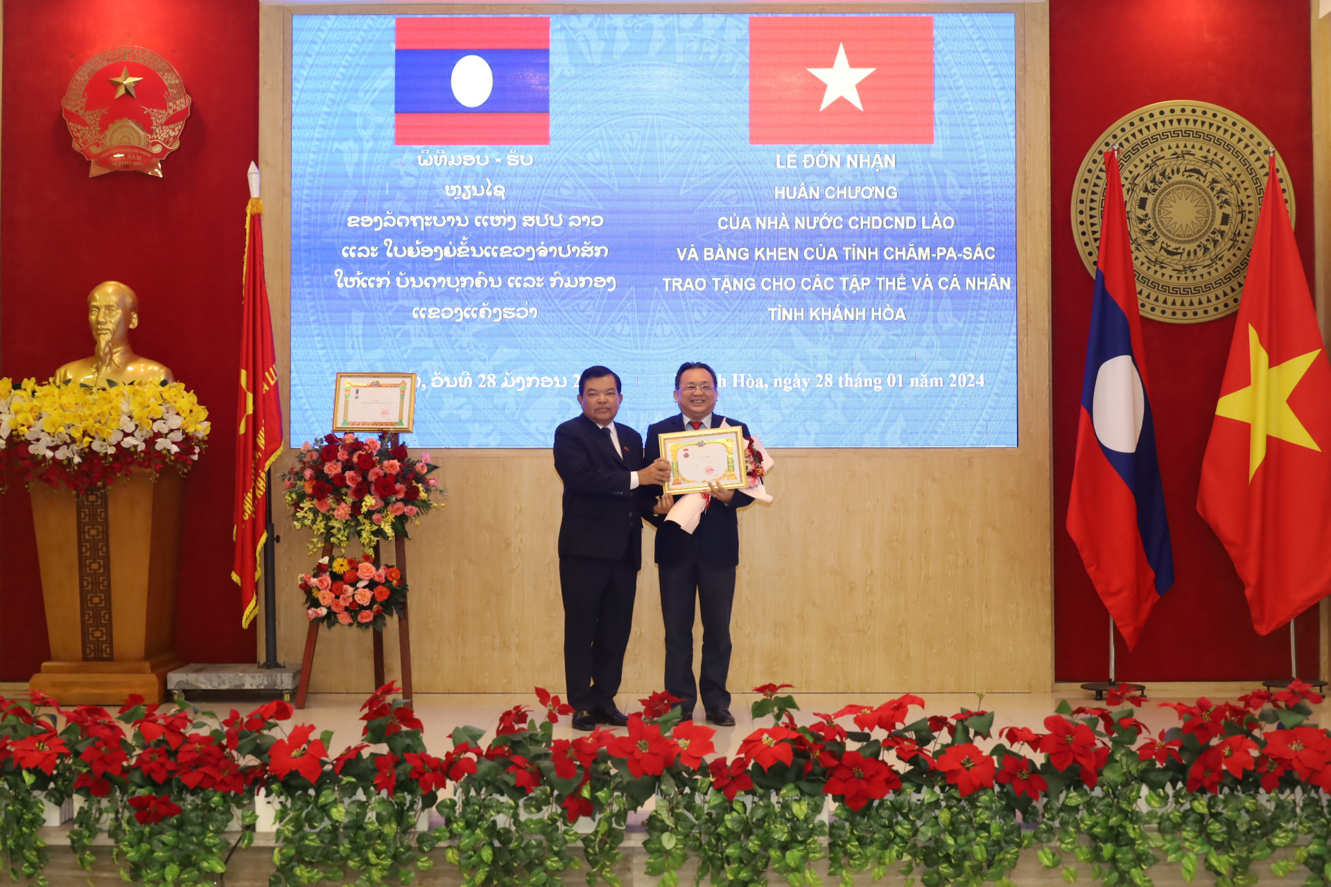 Đồng chí Lê Hữu Hoàng đón nhận Huân chương Hữu nghị do Chủ tịch nước CHDCND Lào tặng.