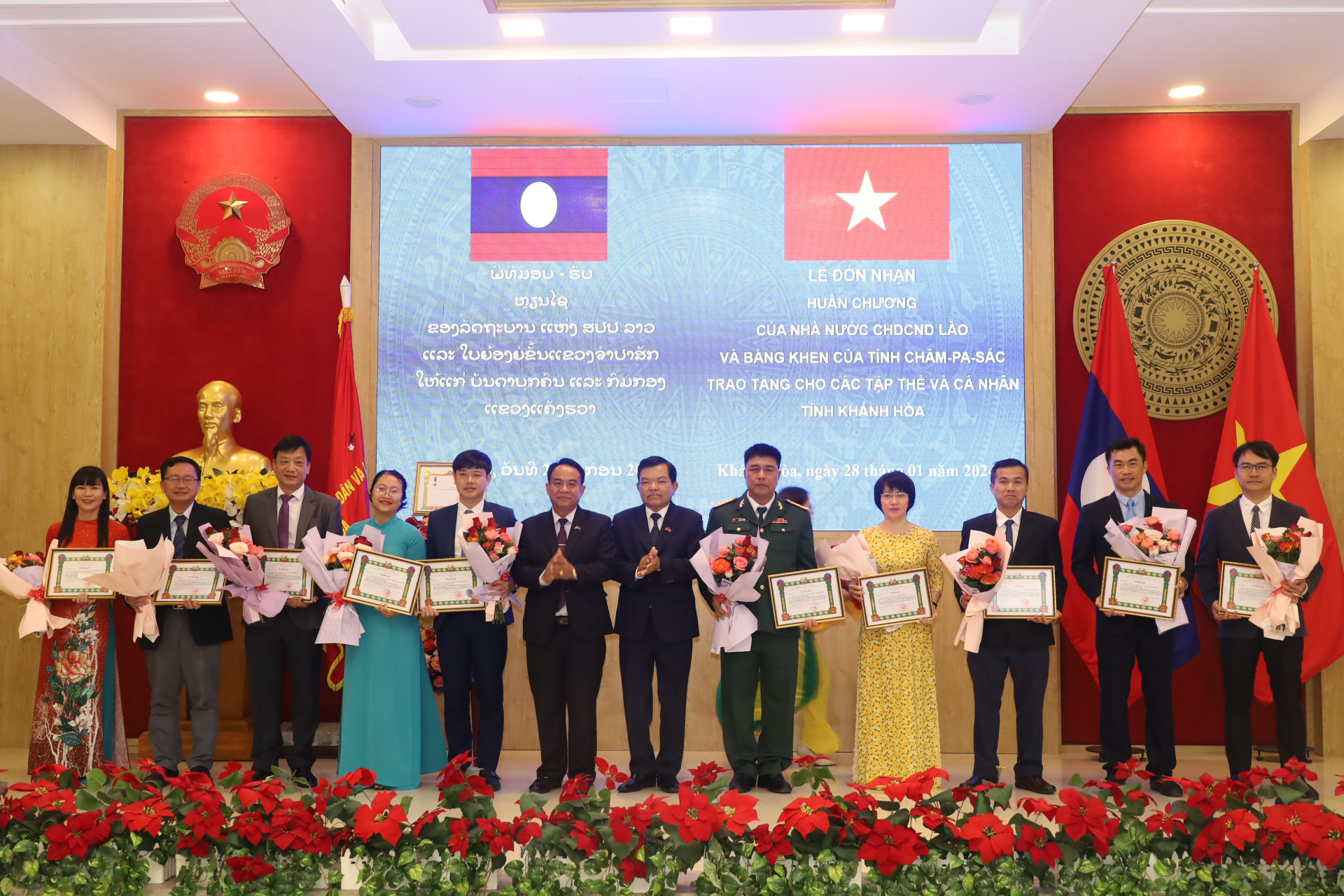 Lãnh đạo tỉnh Champasak trao bằng khen cho 10 tập thể của tỉnh Khánh Hòa.
