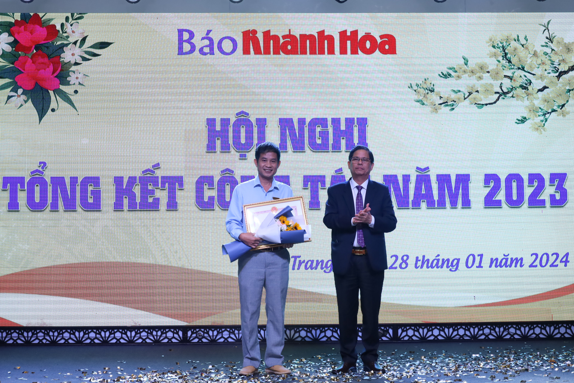 Đồng chí Nguyễn Tấn Tuân trao danh hiệu Tập thể lao động xuất sắc cho Phòng Văn xã - Nội chính.