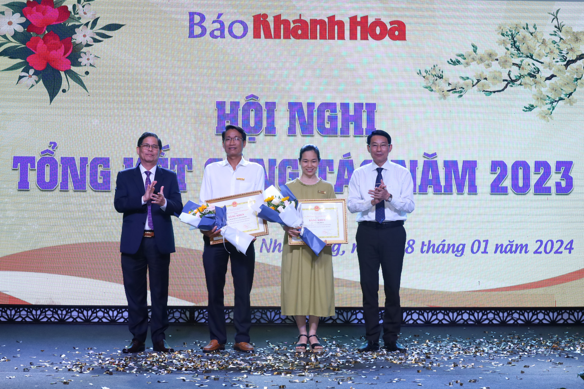 Đồng chí Nguyễn Tấn Tuân và đồng chí Đinh Văn Thiệu trao bằng khen cho 2 cá nhân.