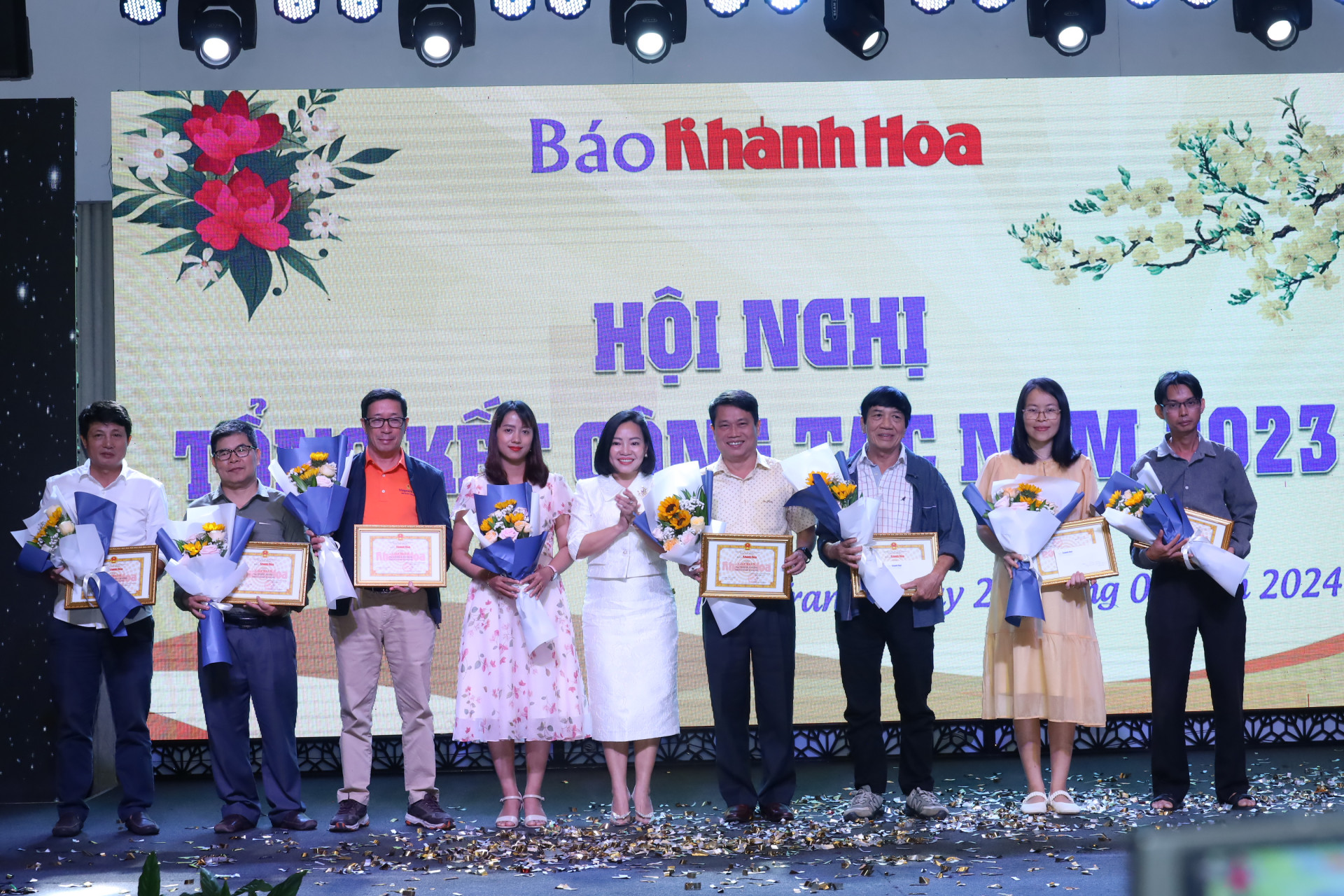 Lãnh đạo Báo Khánh Hòa khen thưởng các cộng tác viên xuất sắc.