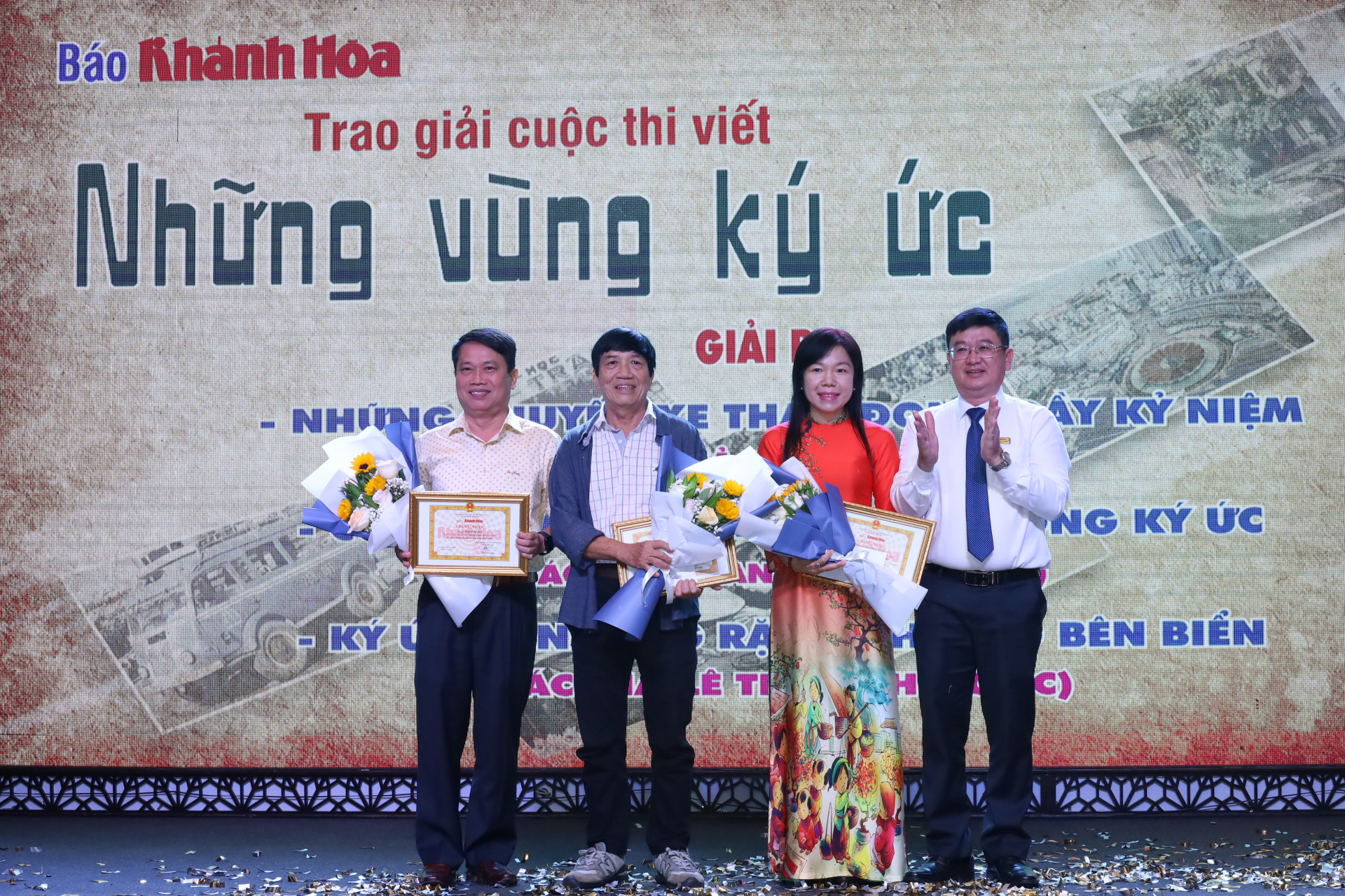 Đồng chí Lê Hoàng Triều - Phó Tổng Biên tập Báo Khánh Hòa trao giải cho các tác giả có tác phẩm đạt giải Ba cuộc thi viết “Những vùng ký ức”.