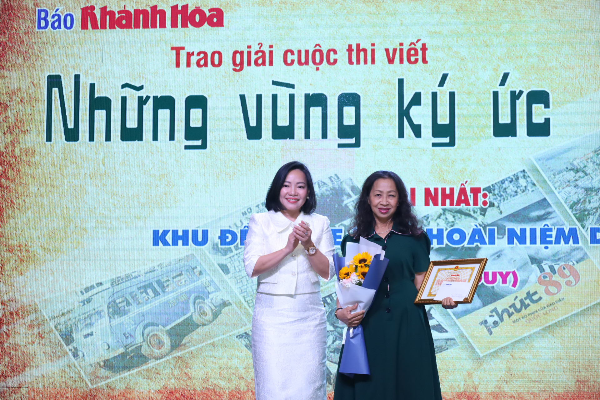 Đồng chí Thái Thị Lệ Hằng trao giải cho tác giả có tác phẩm đạt giải Nhất cuộc thi viết “Những vùng ký ức”.