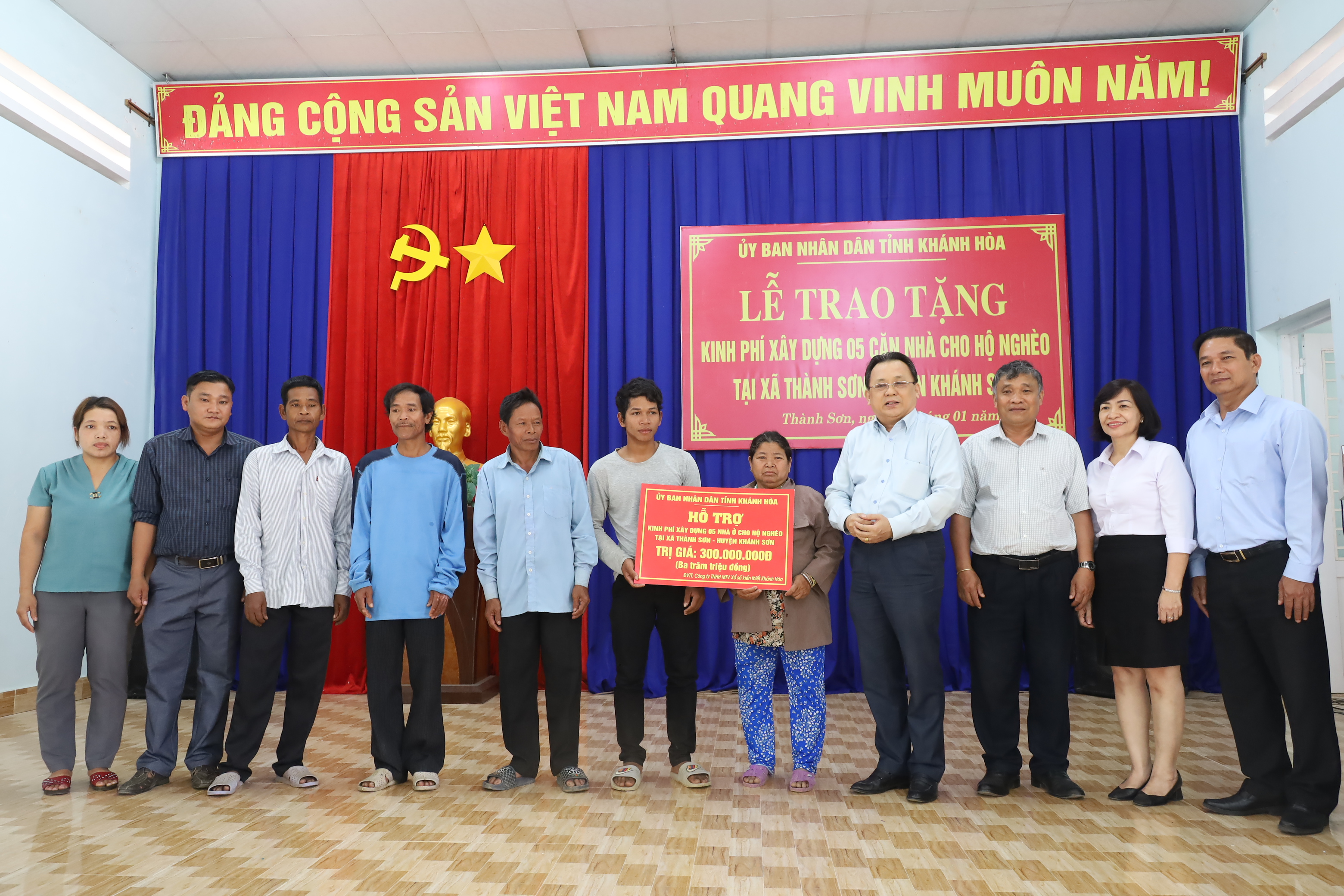 Trao kinh phí hỗ trợ xây 5 căn nhà cho hộ nghèo ở xã Thành Sơn