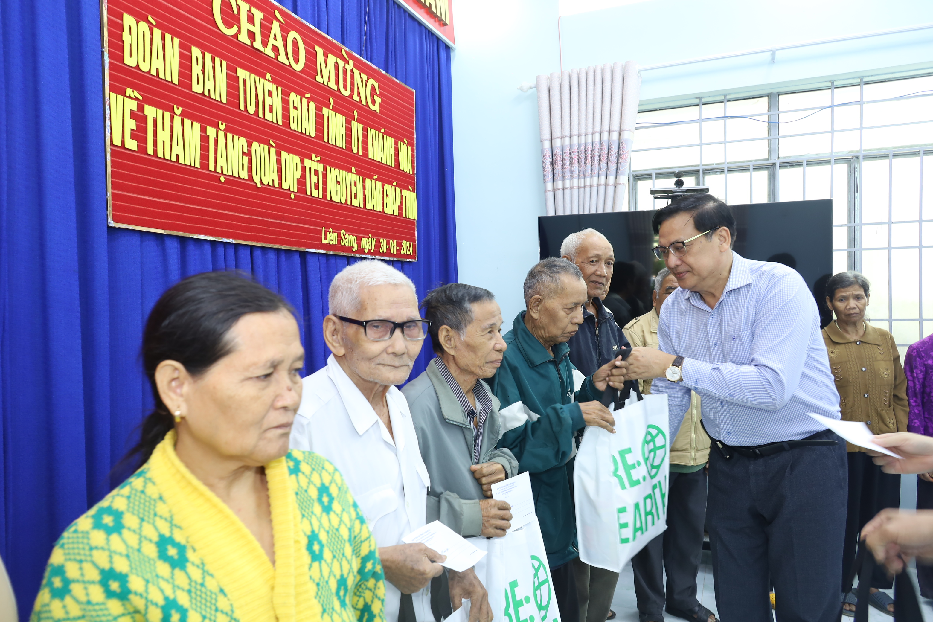 Trưởng Ban Tuyên giáo Tỉnh ủy Lê Hữu Thọ tặng quà cho người dân khó khăn xã Liên Sang