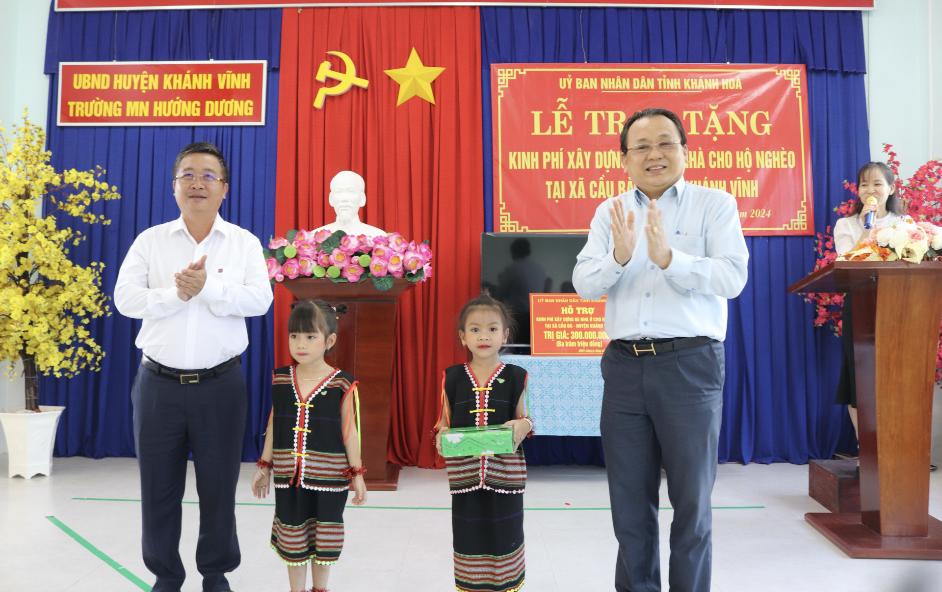 Ông Lê Hữu Hoàng tặng quà cho học sinh Trường Mầm non Hướng Dương.