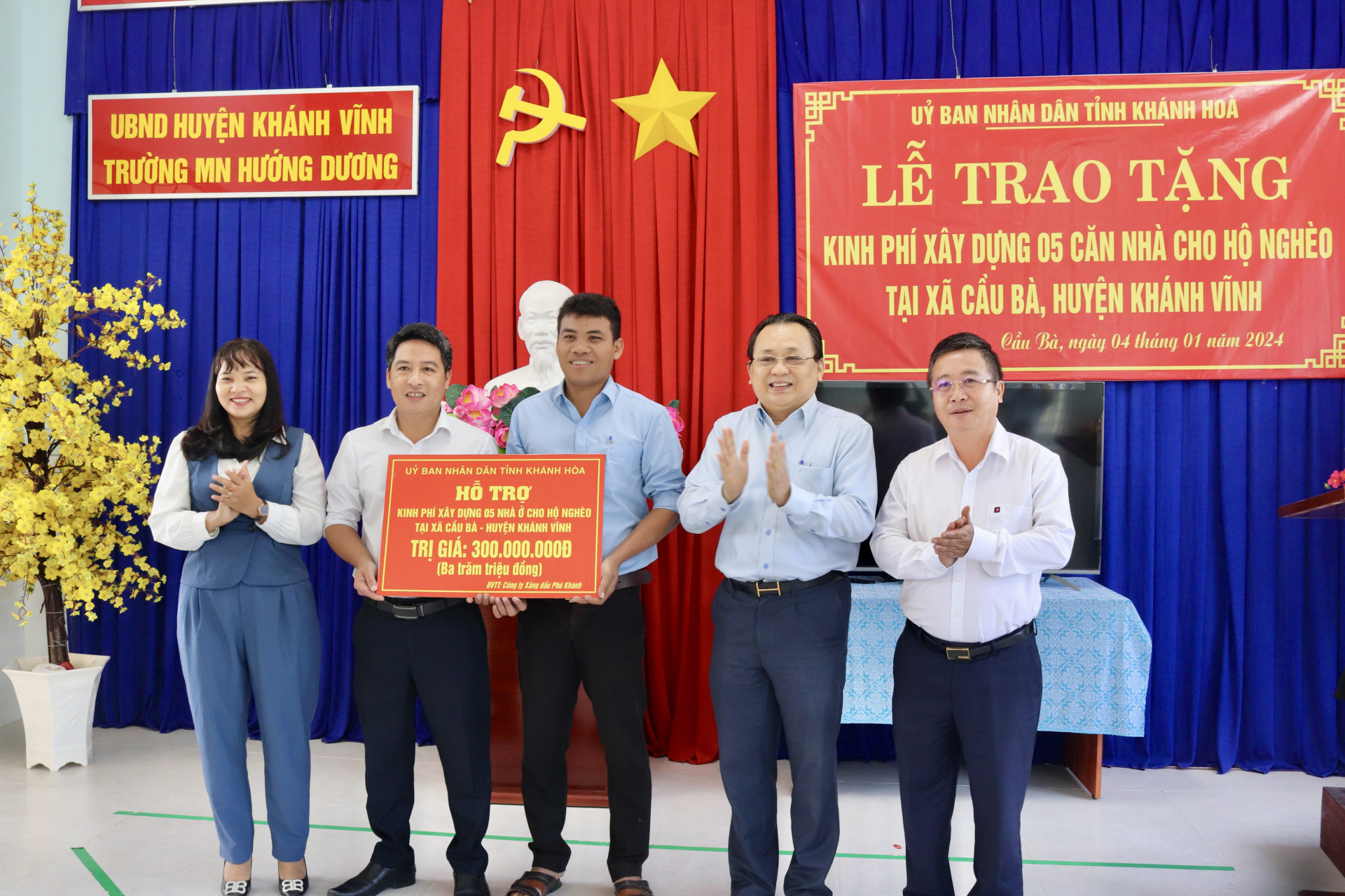 Ông Lê Hữu Hoàng cùng lãnh đạo: huyện Khánh Vĩnh, xã Cầu Bà, Công ty Xăng Dầu Phú Khánh trao kinh phí hỗ trợ xây 5 căn nhà cho người nghèo.