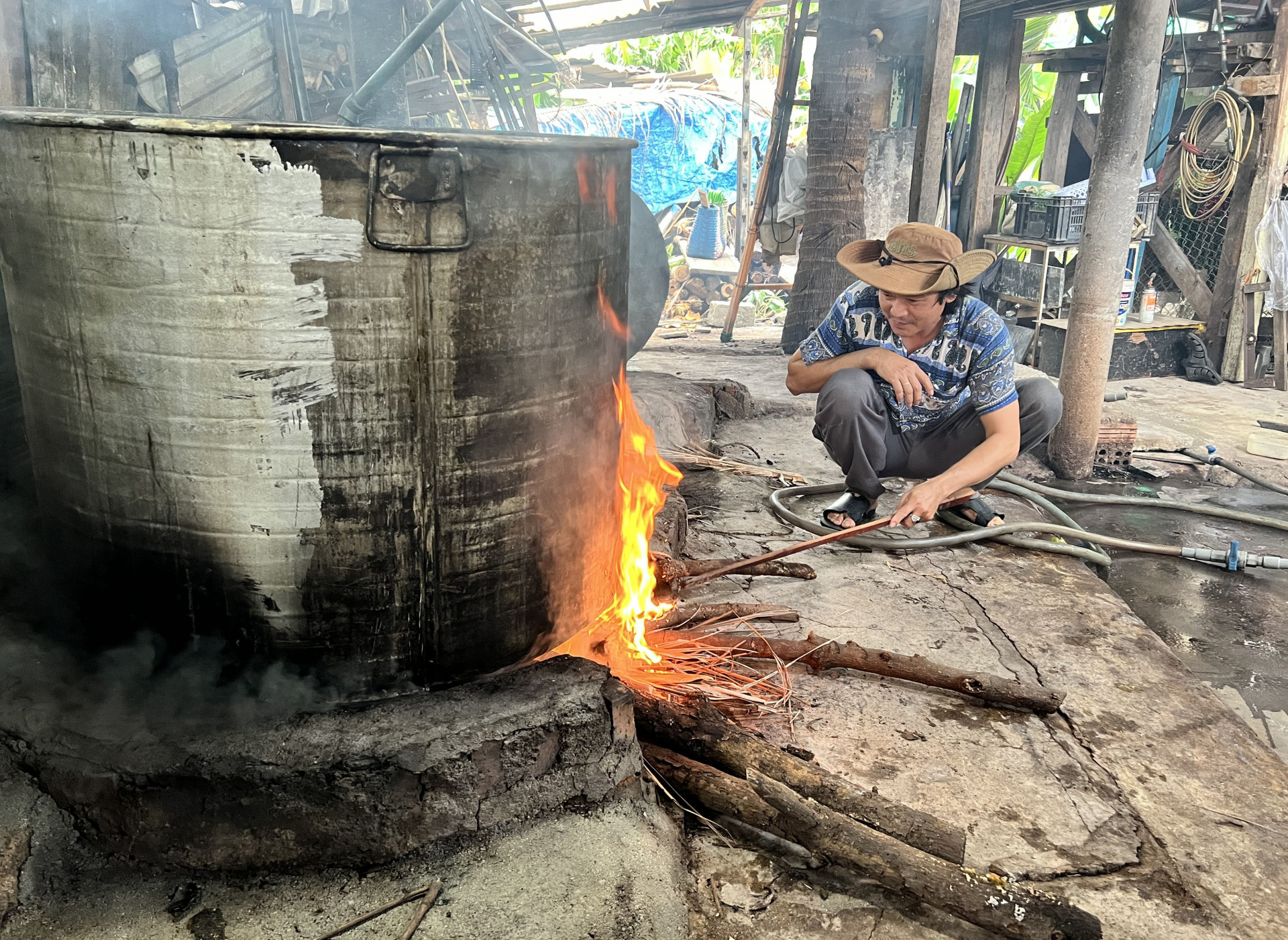 Bếp luộc bánh chưng, bánh tét của nhà bà Lợt hầu như luôn đỏ lửa.