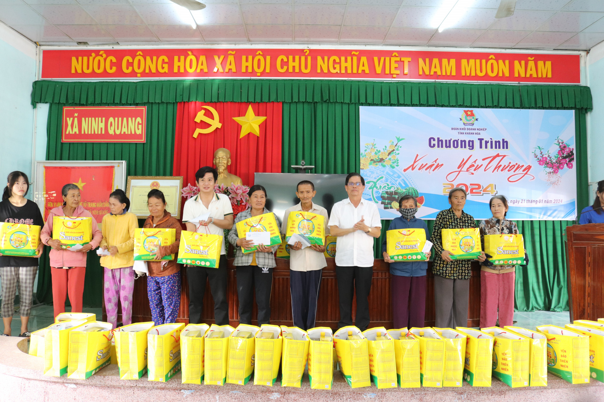 Ông Nguyễn Tấn Tuân tặng quà Tết cho người dân xã Ninh Quang.