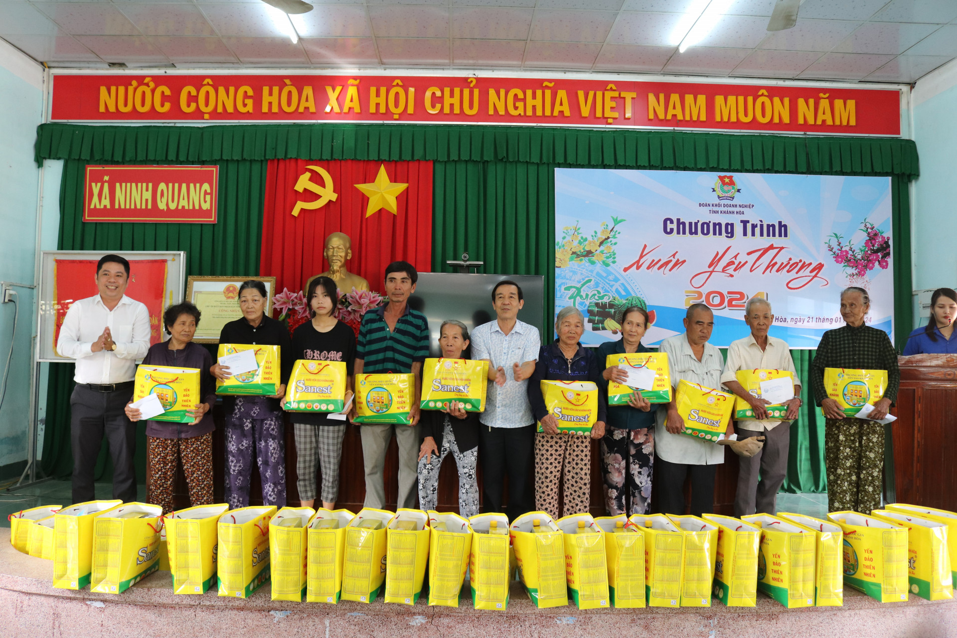 Các hộ nghèo, cận nghèo xã Ninh Quang nhận quà Tết.