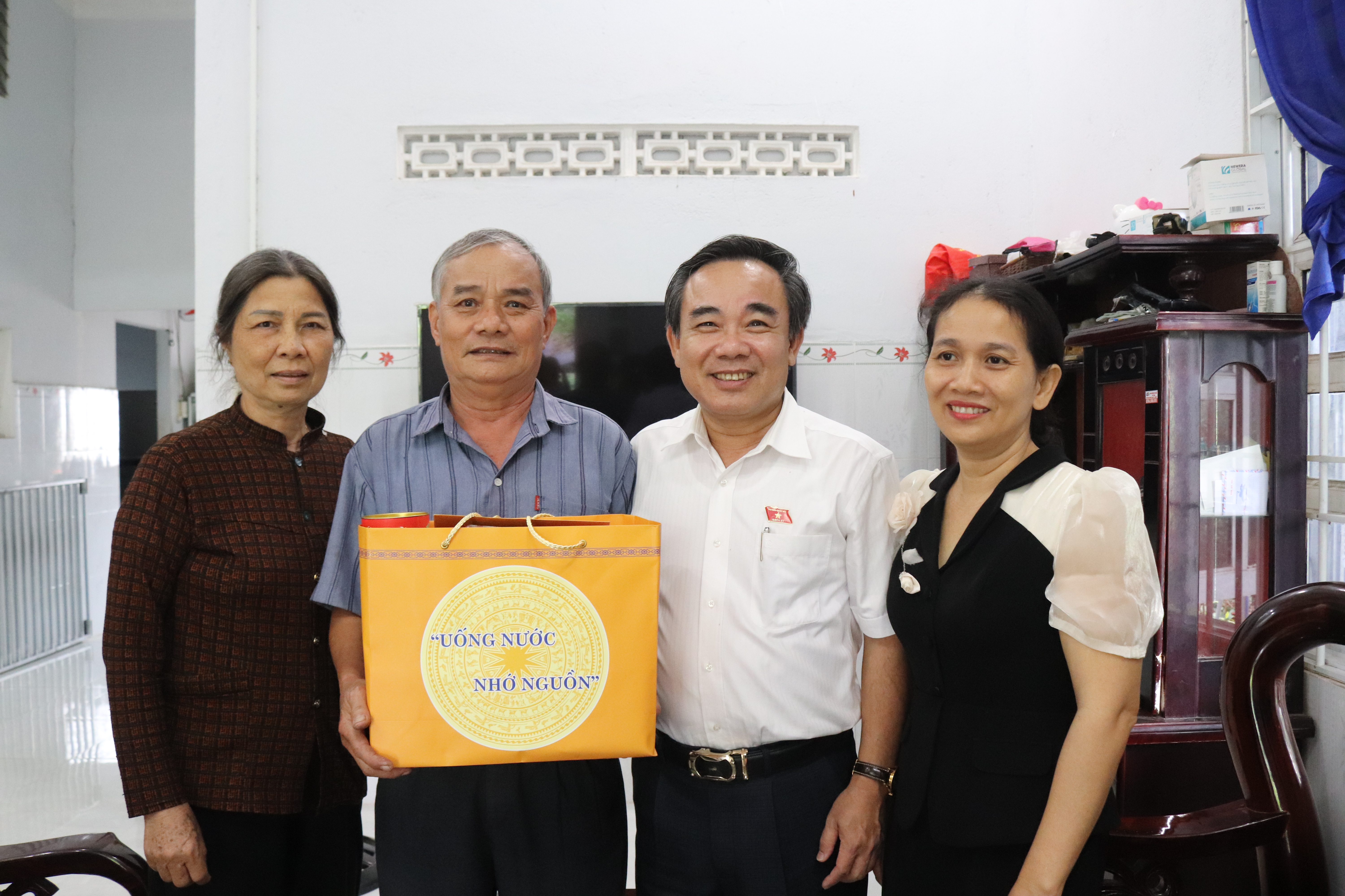 Ông Lê Hữu Trí thăm, tặng quà gia đình có công với cách mạng huyện Diên Khánh