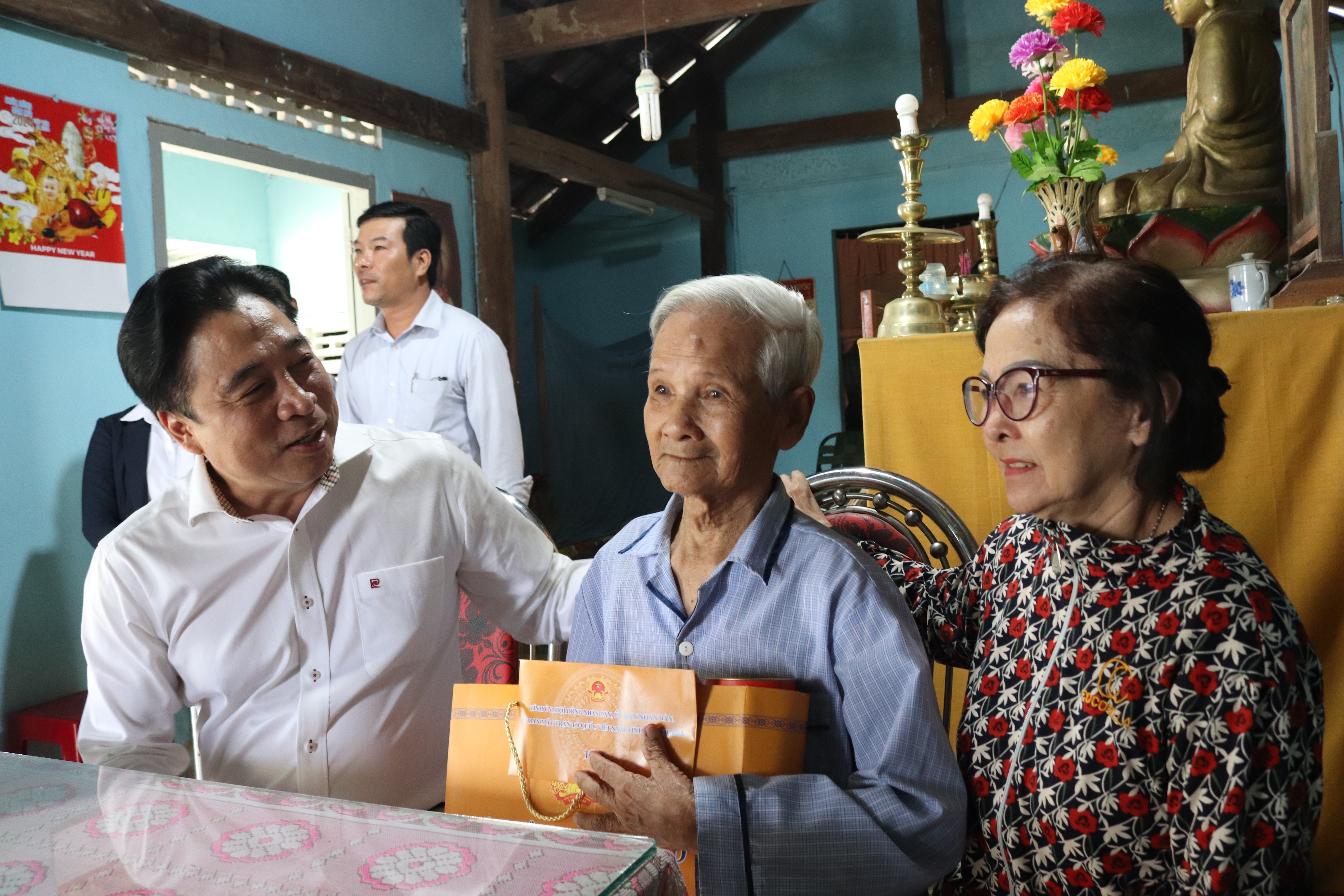 Phó Bí thư Thường trực Tỉnh ủy Nguyễn Khắc Toàn thăm, tặng quà và chúc Tết các gia đình chính sách tại huyện Diên Khánh