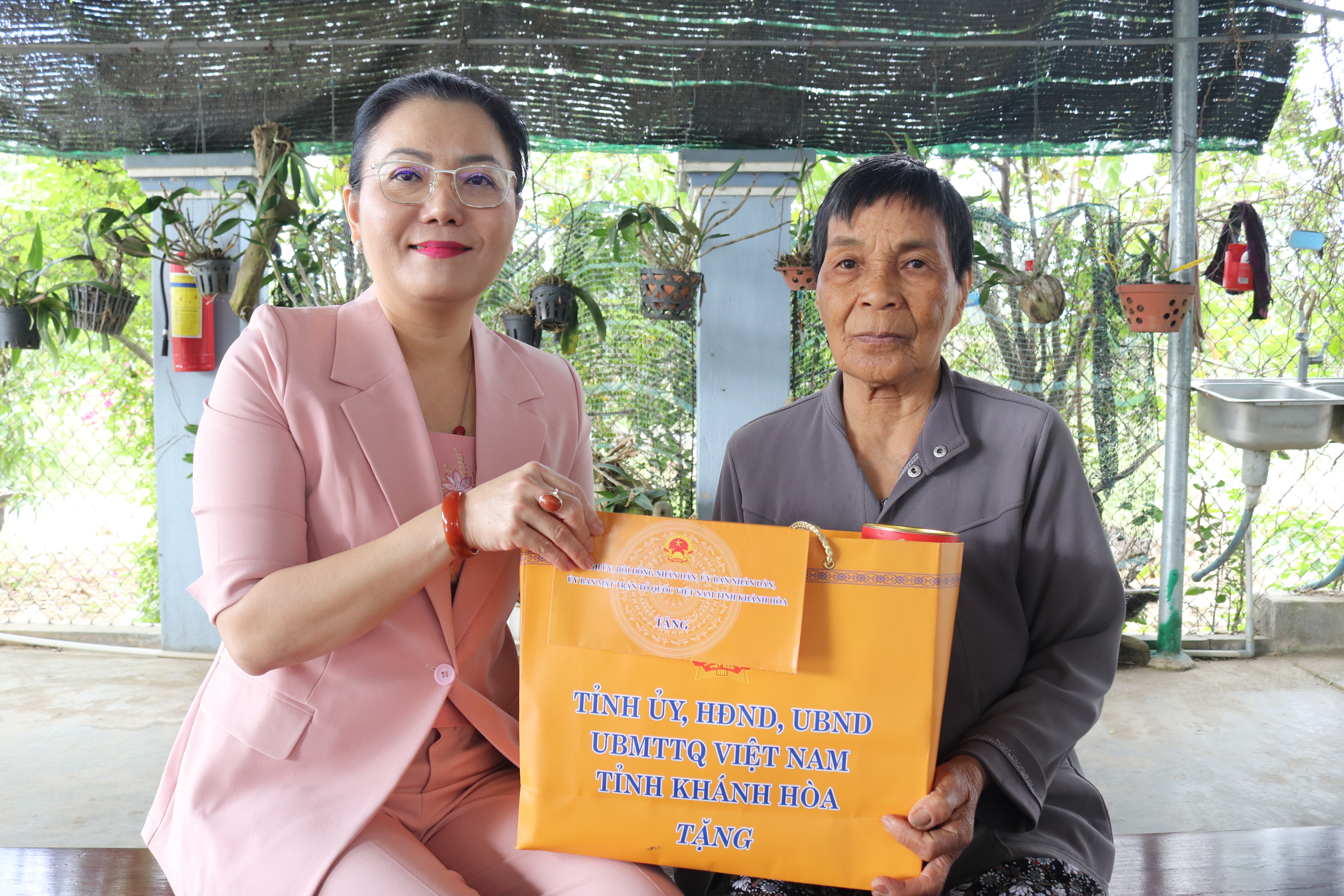 Bà Phạm Thị Xuân Trang thăm, tặng quà gia đình có công với cách mạng thị xã Ninh Hòa