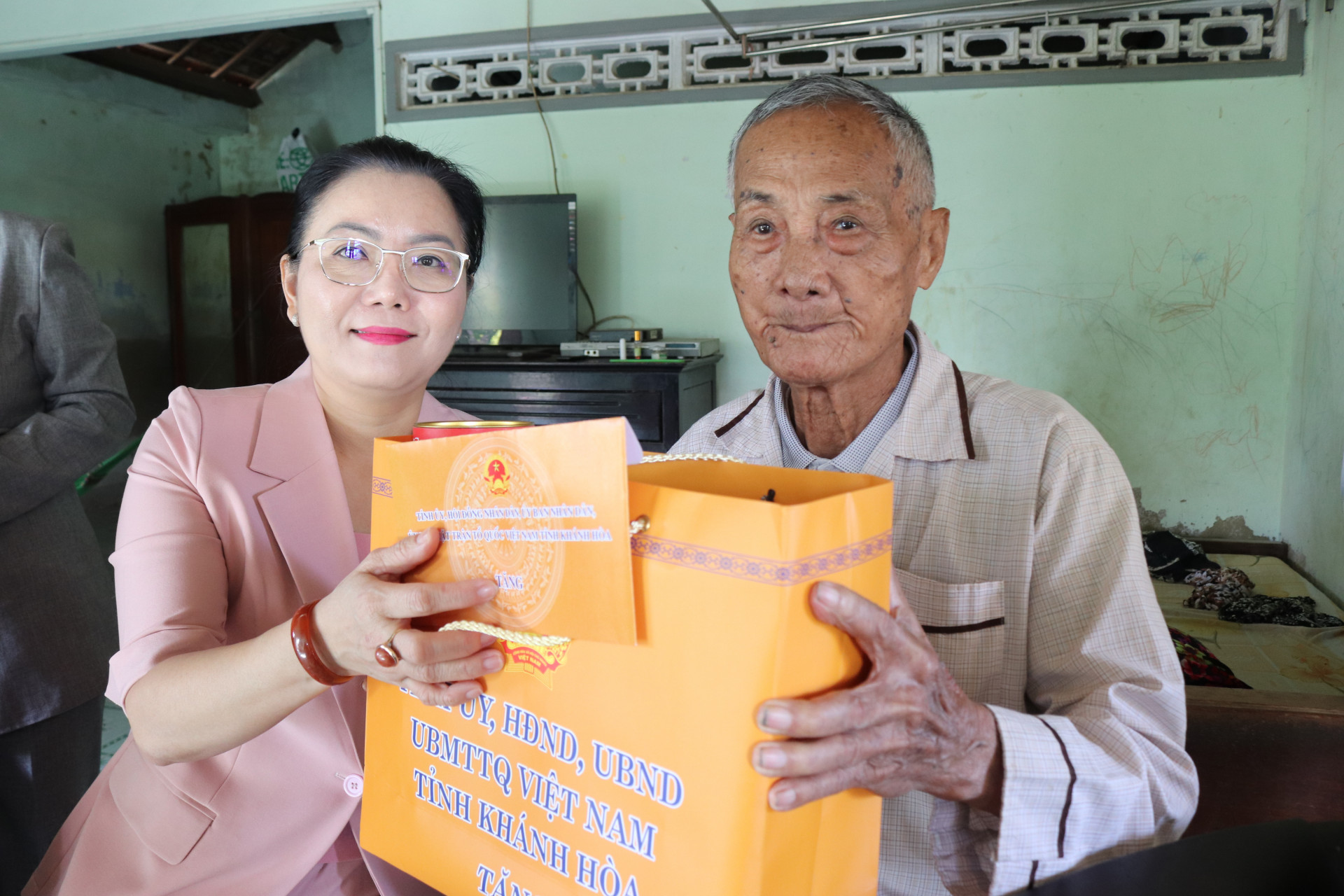 Bà Phạm Thị Xuân Trang thăm, tặng quà gia đình ông Nguyễn Kháng.