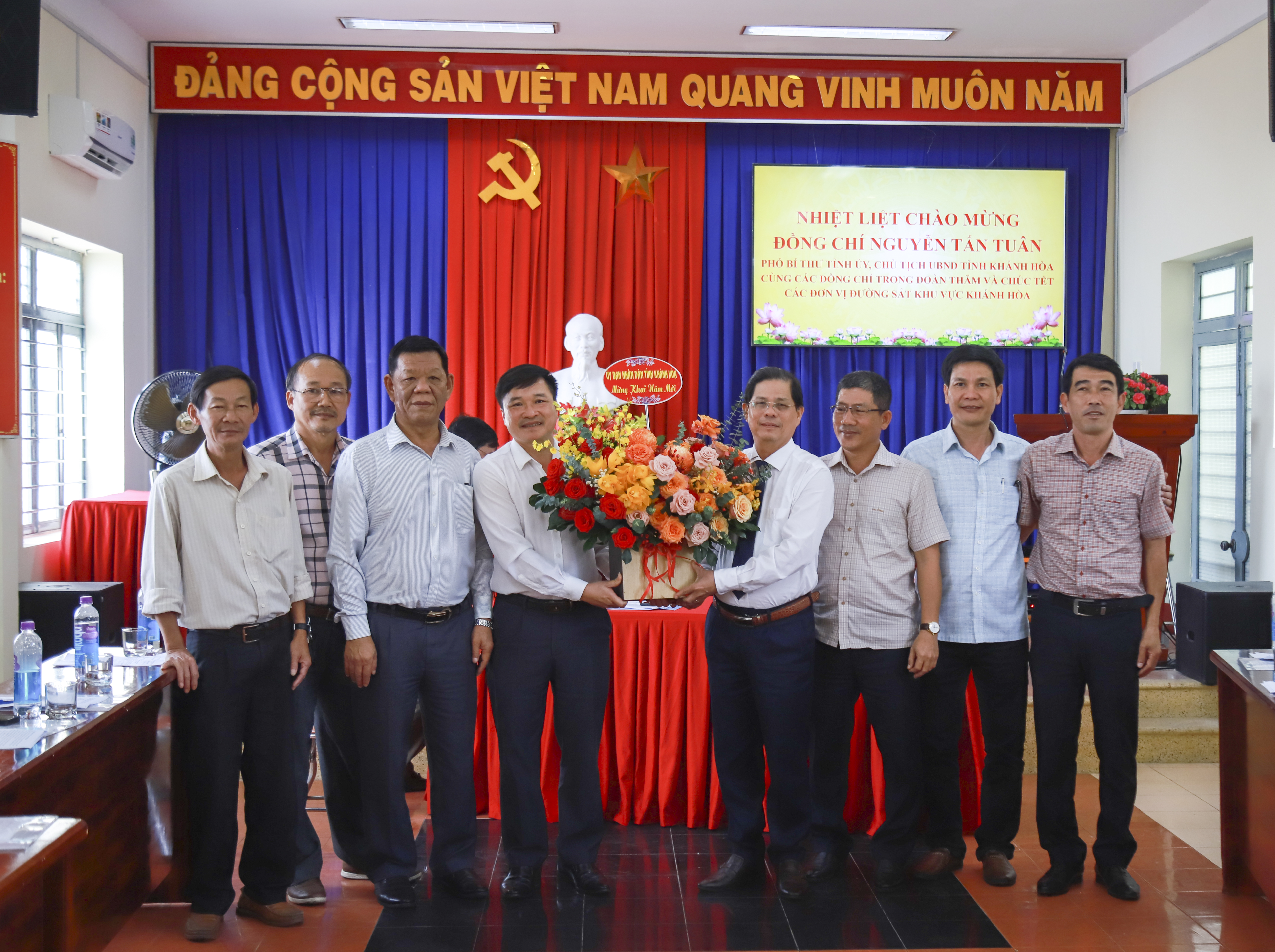 Chủ tịch UBND tỉnh Nguyễn Tấn Tuân thăm, chúc Tết các đơn vị đường sắt trên địa bàn TP. Nha Trang