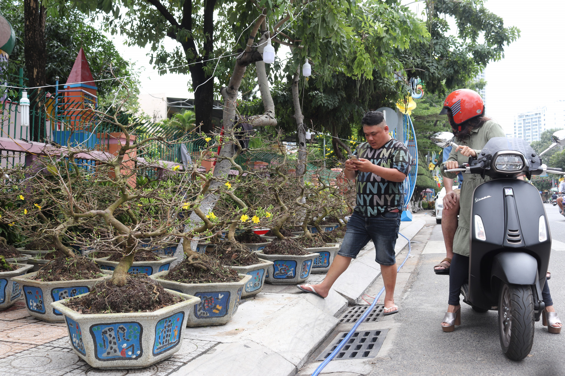 Người dân hỏi mua mai trên đường Lê Thánh Tôn.