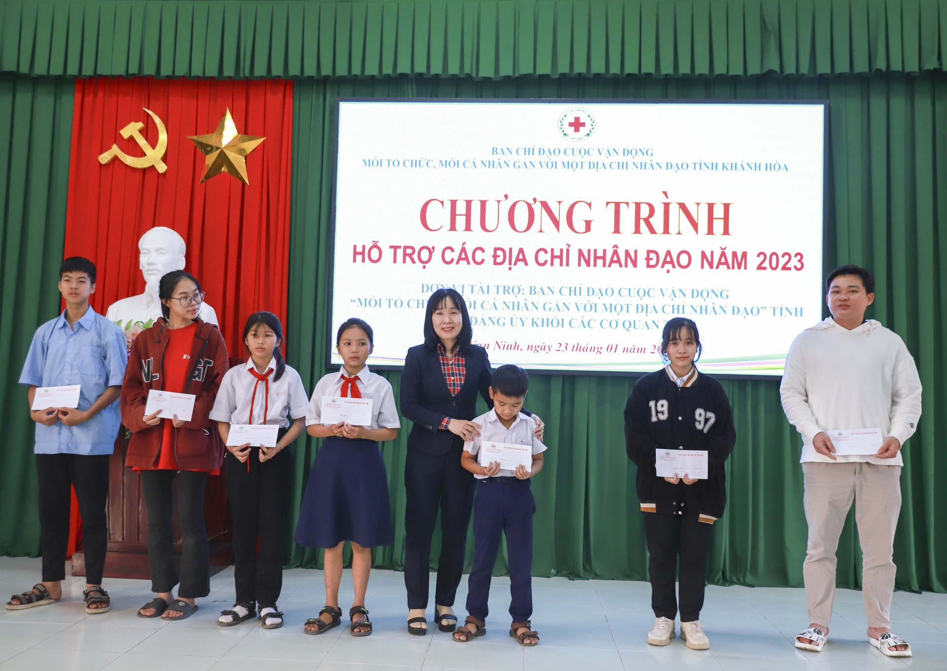 Lãnh đạo Đảng ủy Khối các cơ quan tỉnh trao học bổng cho các em học sinh vượt khó học giỏi trên địa bàn huyện Vạn Ninh.