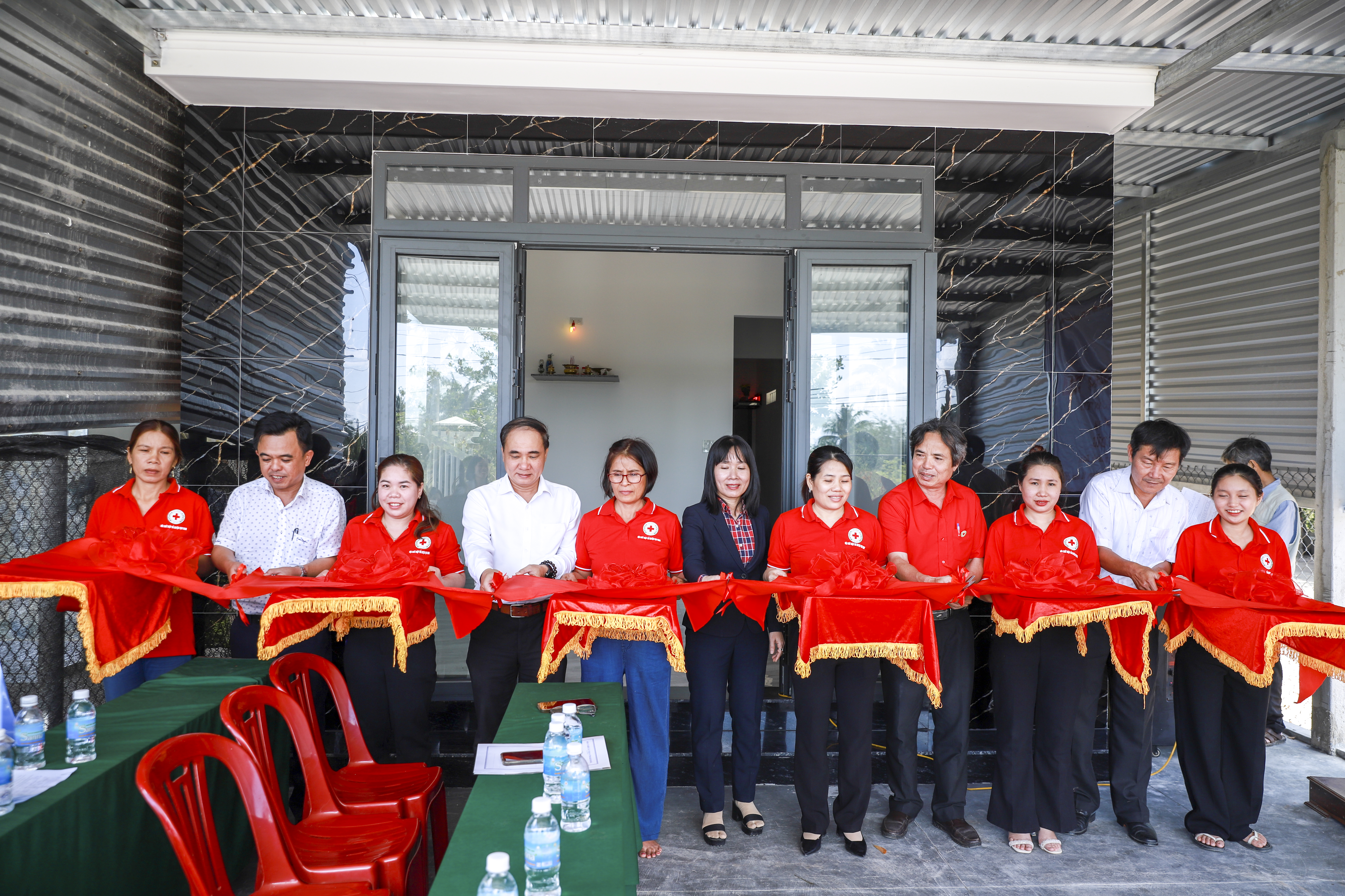 Đảng ủy Khối các cơ quan tỉnh: Bàn giao một ngôi nhà cho hộ nghèo xã Vạn Phú