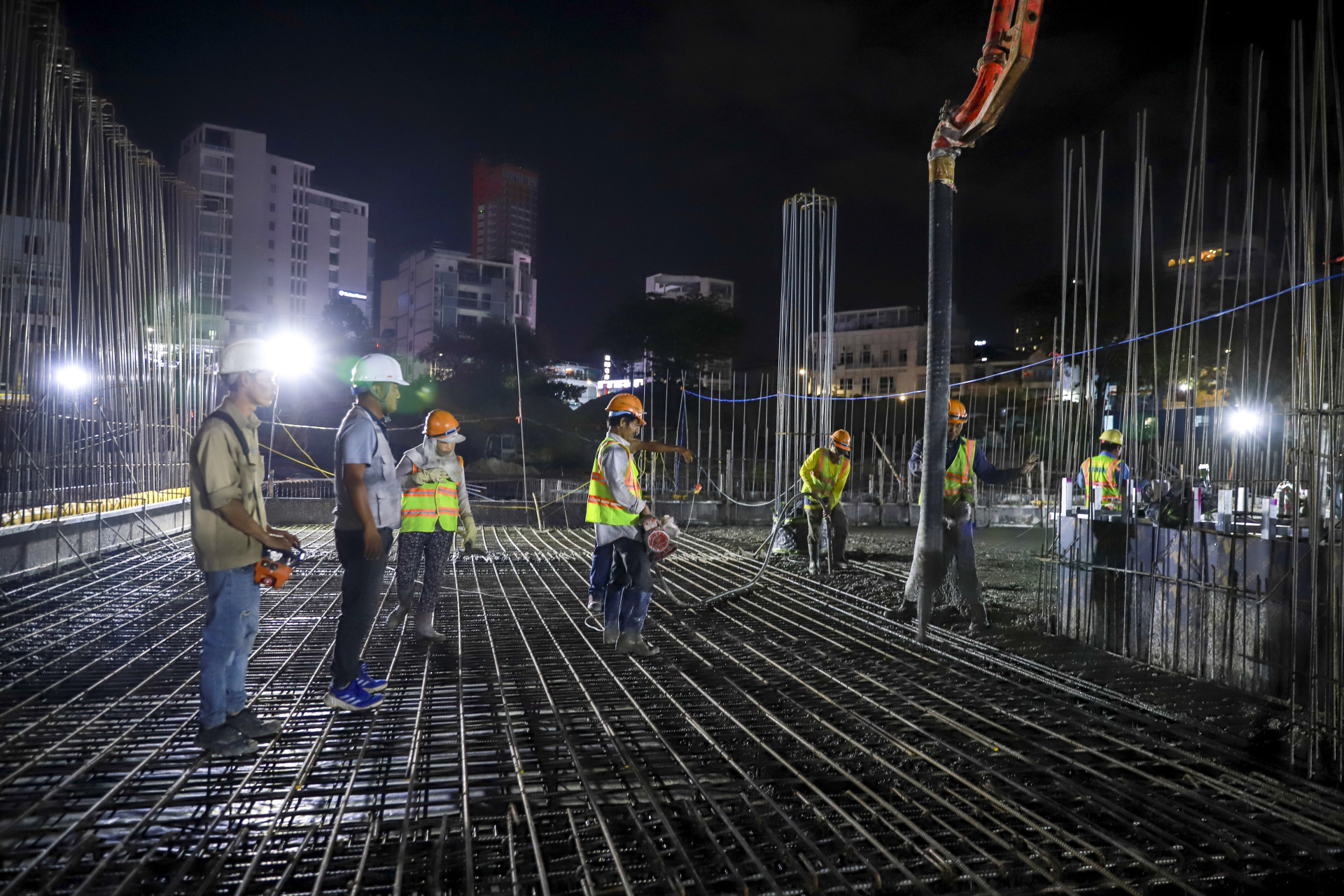 Chỉ huy trưởng công trường Phạm Đức Đoàn trực tiếp chỉ huy đổ bê tông móng.