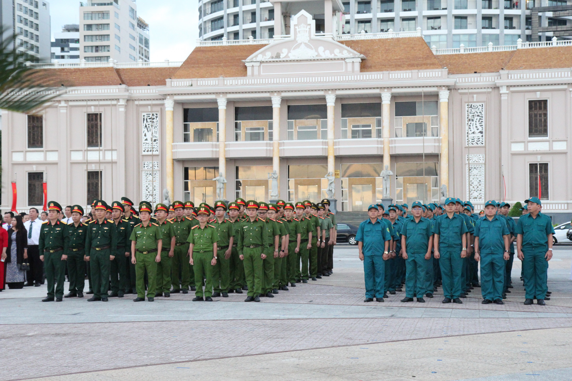 Lễ chào cờ còn có sự tham gia của nhiều cán bộ, chiến sĩ, lực lượng vũ trang, học sinh...