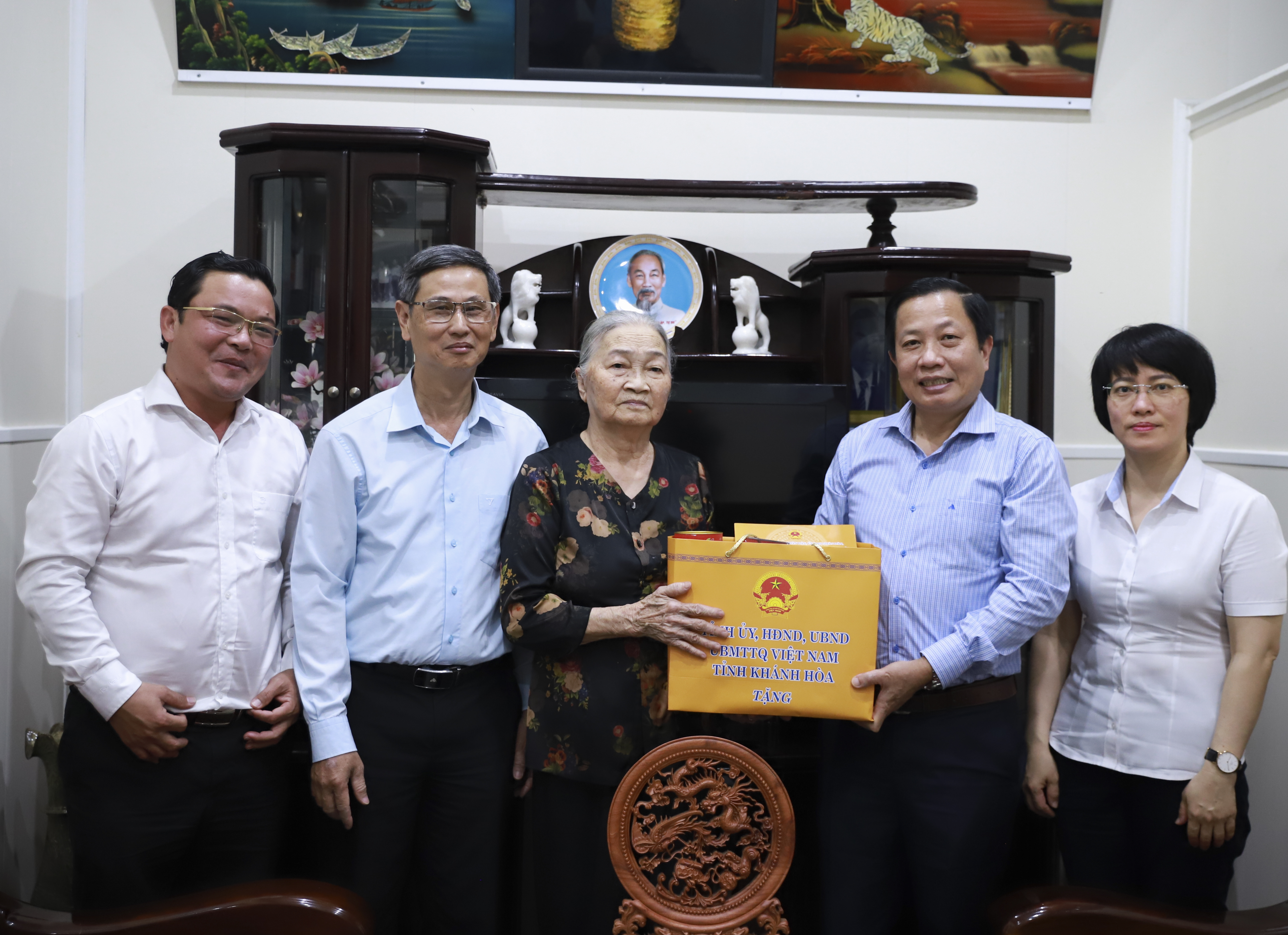 Phó Bí thư Tỉnh ủy Hà Quốc Trị thăm, tặng quà cho 5 gia đình người có công thị xã Ninh Hòa