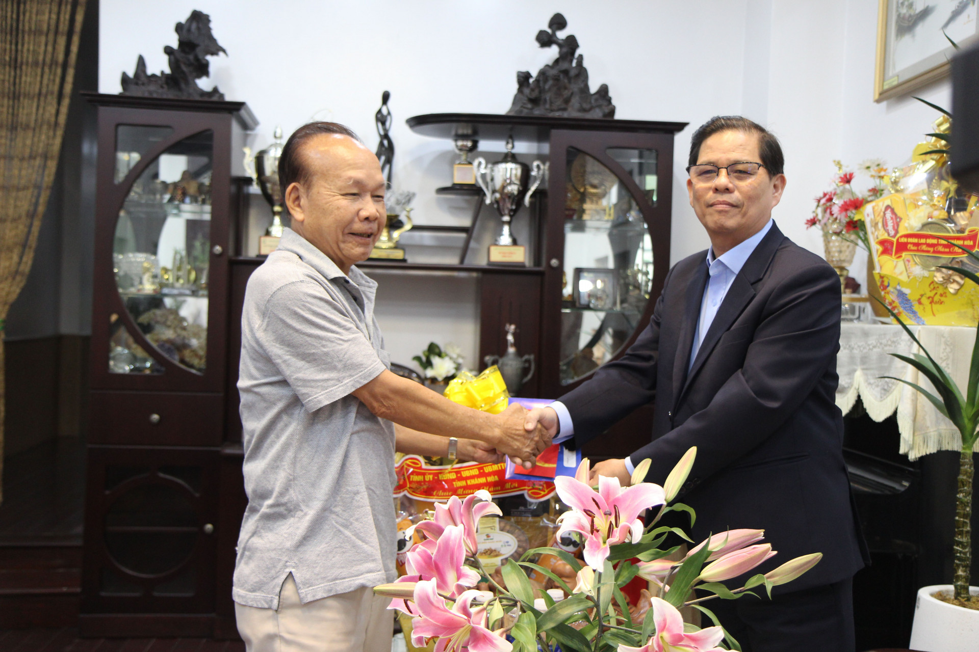 Đồng chí Nguyễn Tấn Tuân đến thăm, chúc Tết gia đình đồng chí Võ Lâm Phi.