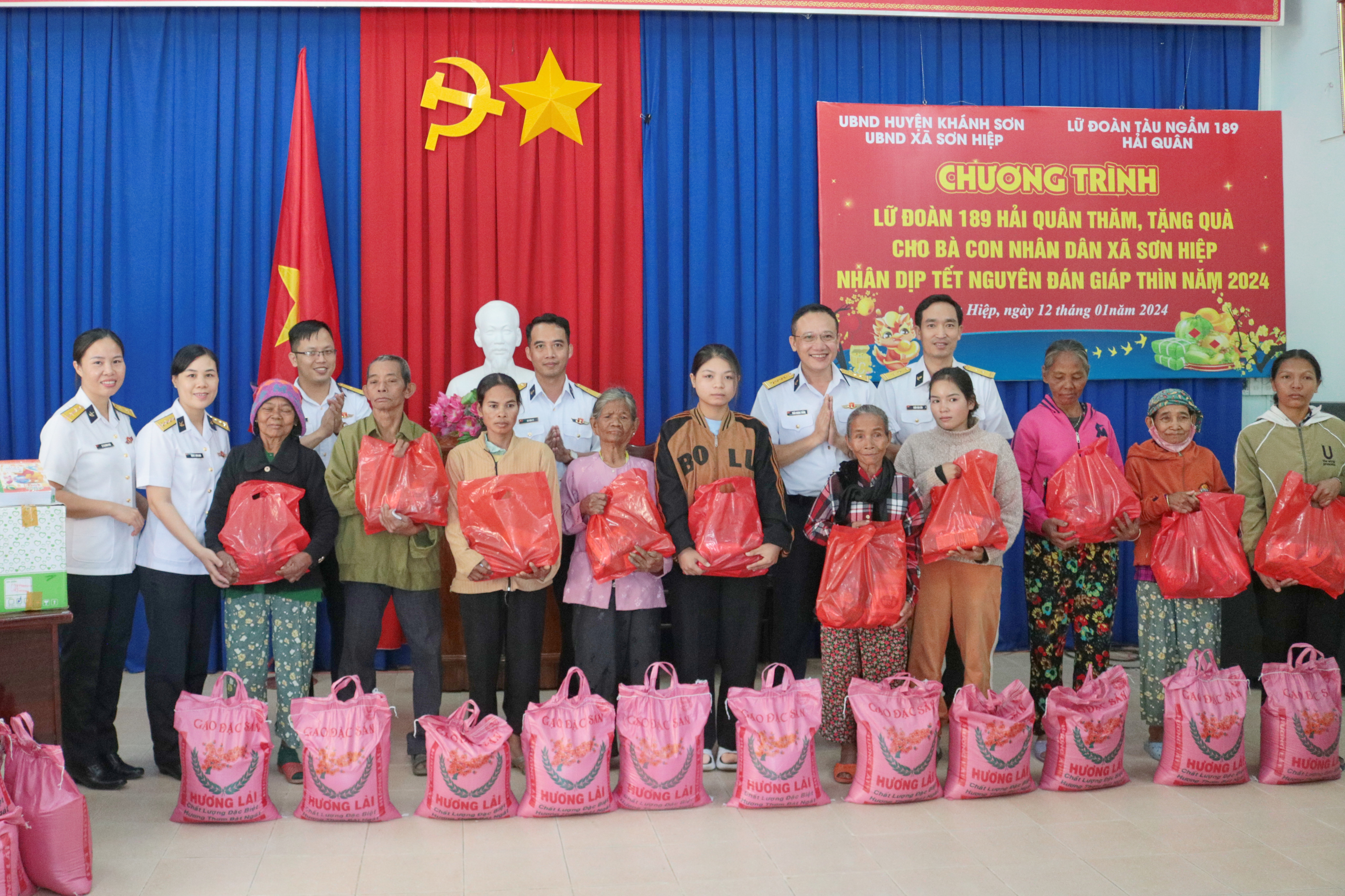 Lữ đoàn 189: Trao quà hỗ trợ người dân, học sinh xã Sơn Hiệp