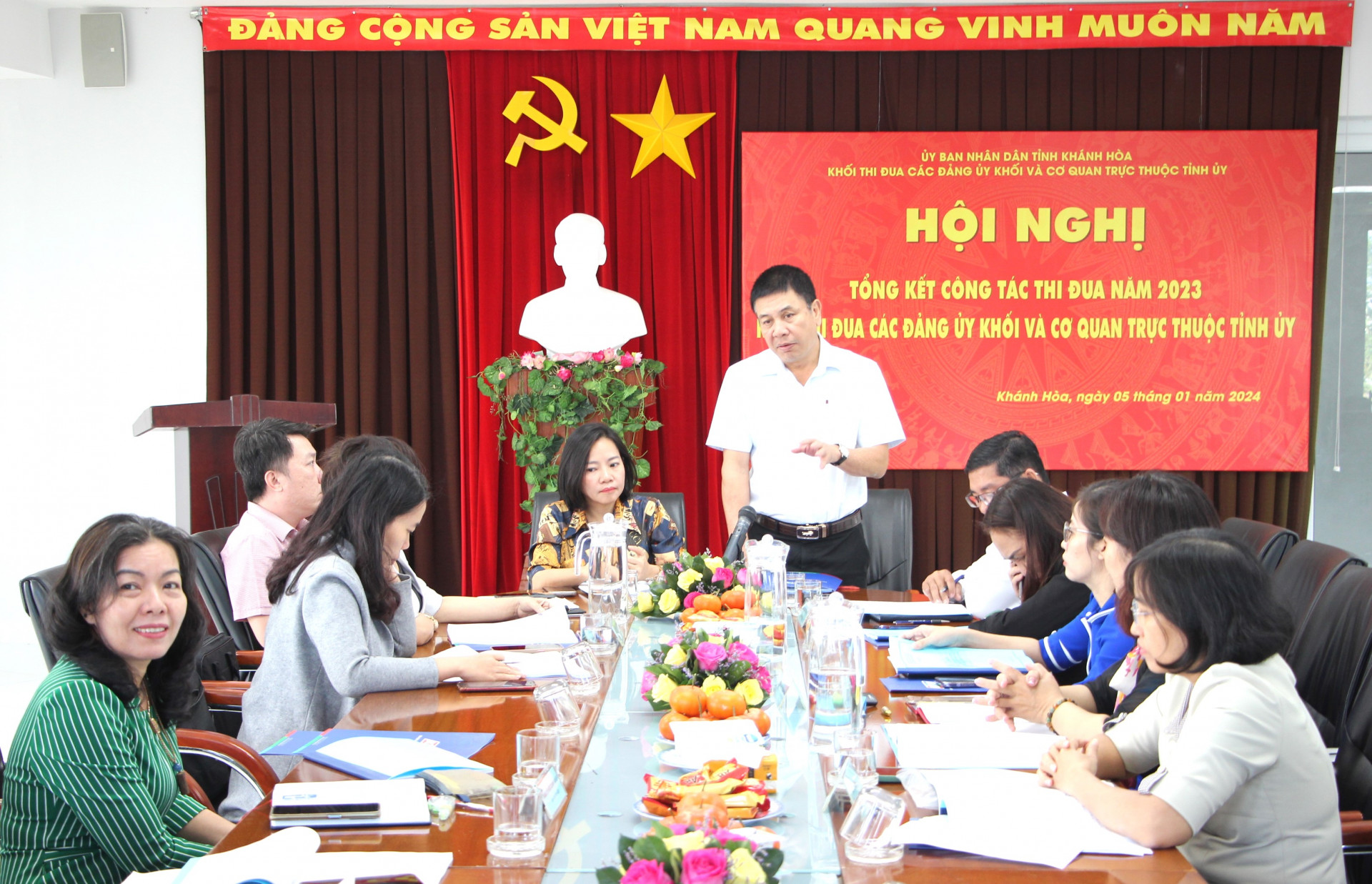Ông Lê Anh Vũ - Giám đốc Đài phát thanh và Truyền hình Khánh Hòa, đơn vị Trưởng khối thi đua phát biểu tại hội nghị.