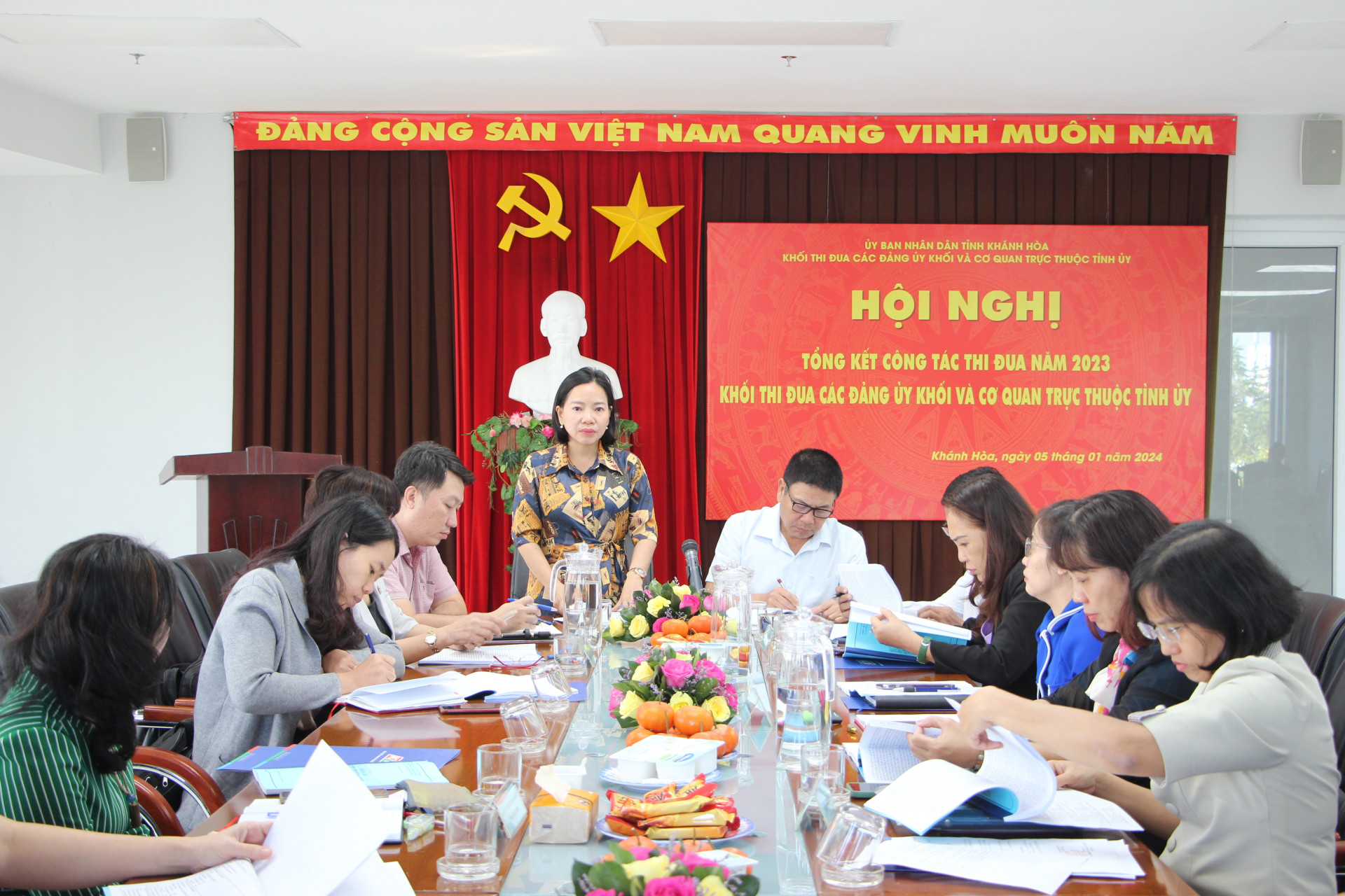 Bà Thái Thị Lệ Hằng - Tổng Biên tập Báo Khánh Hòa phát biểu tại hội nghị.